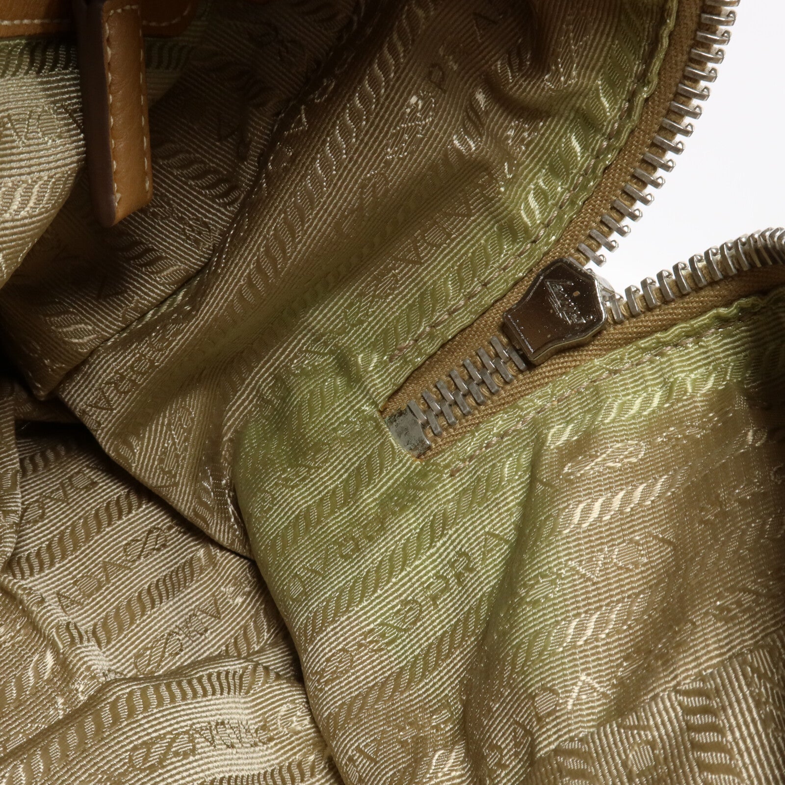 PRADA 牛皮皮革Daino Bauletto Embossed Logo Handbag手挽袋