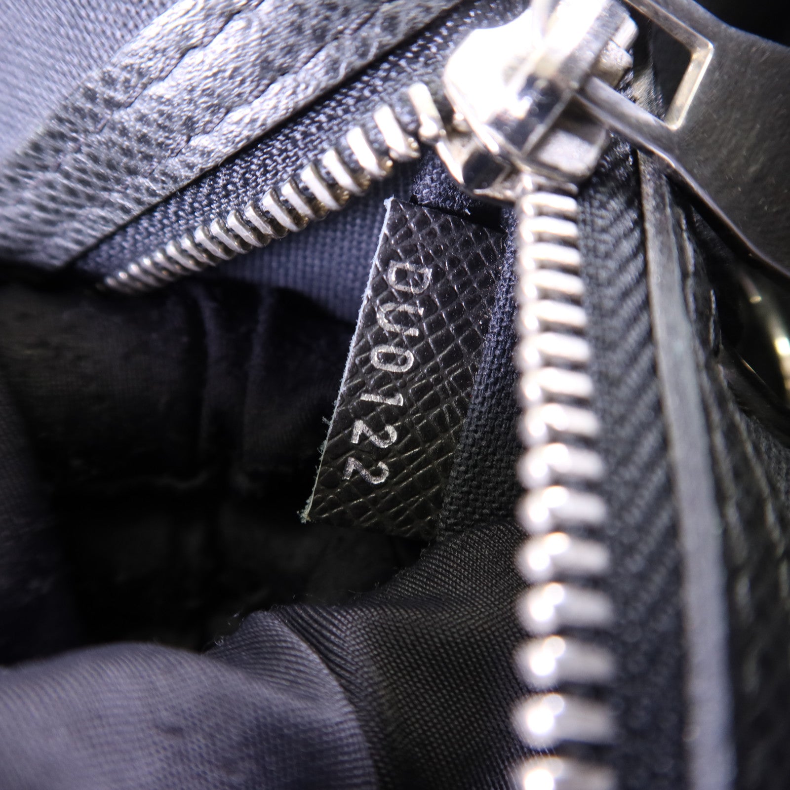 LOUIS VUITTON Taiga Roman MM銀扣肩背袋