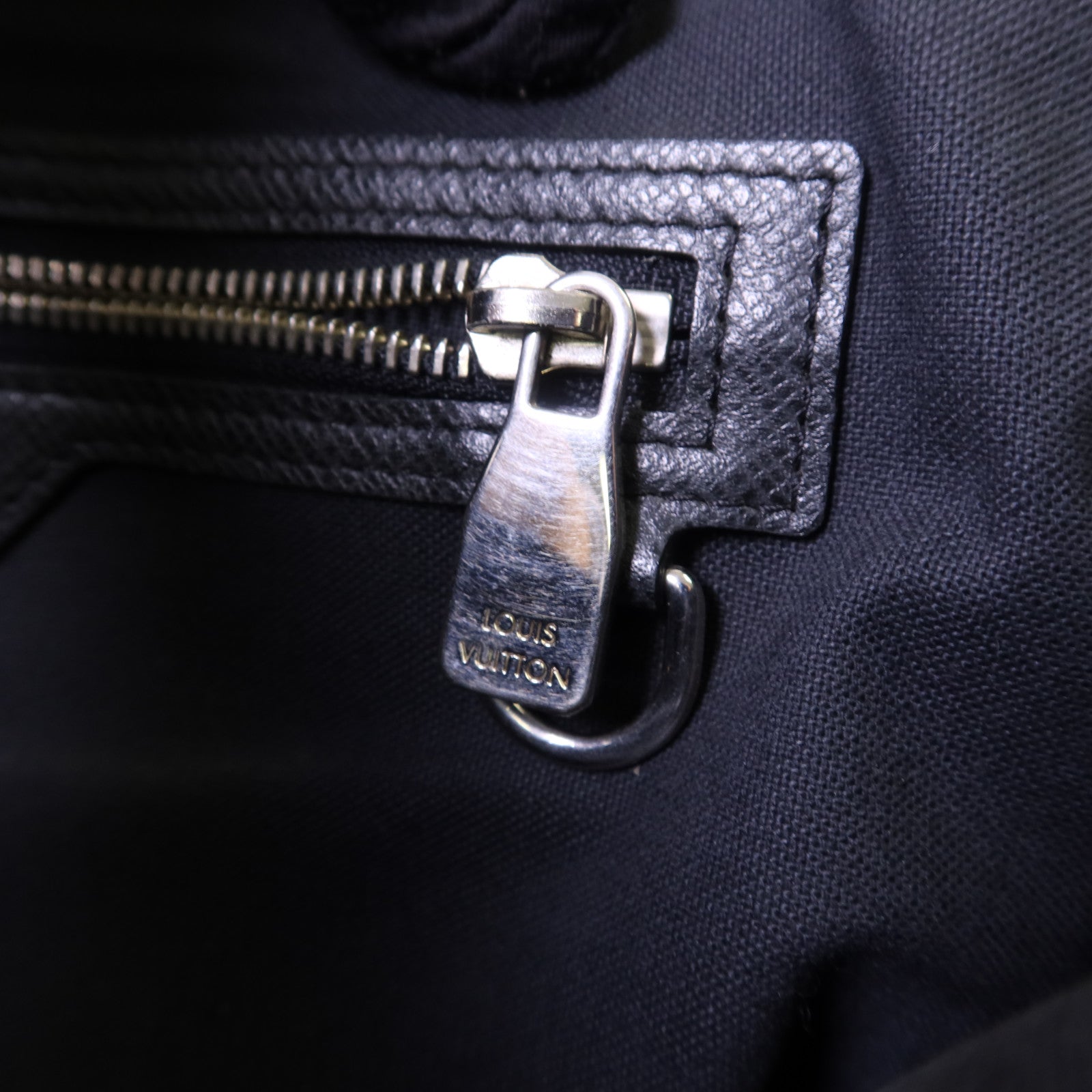 LOUIS VUITTON Taiga Roman MM銀扣肩背袋