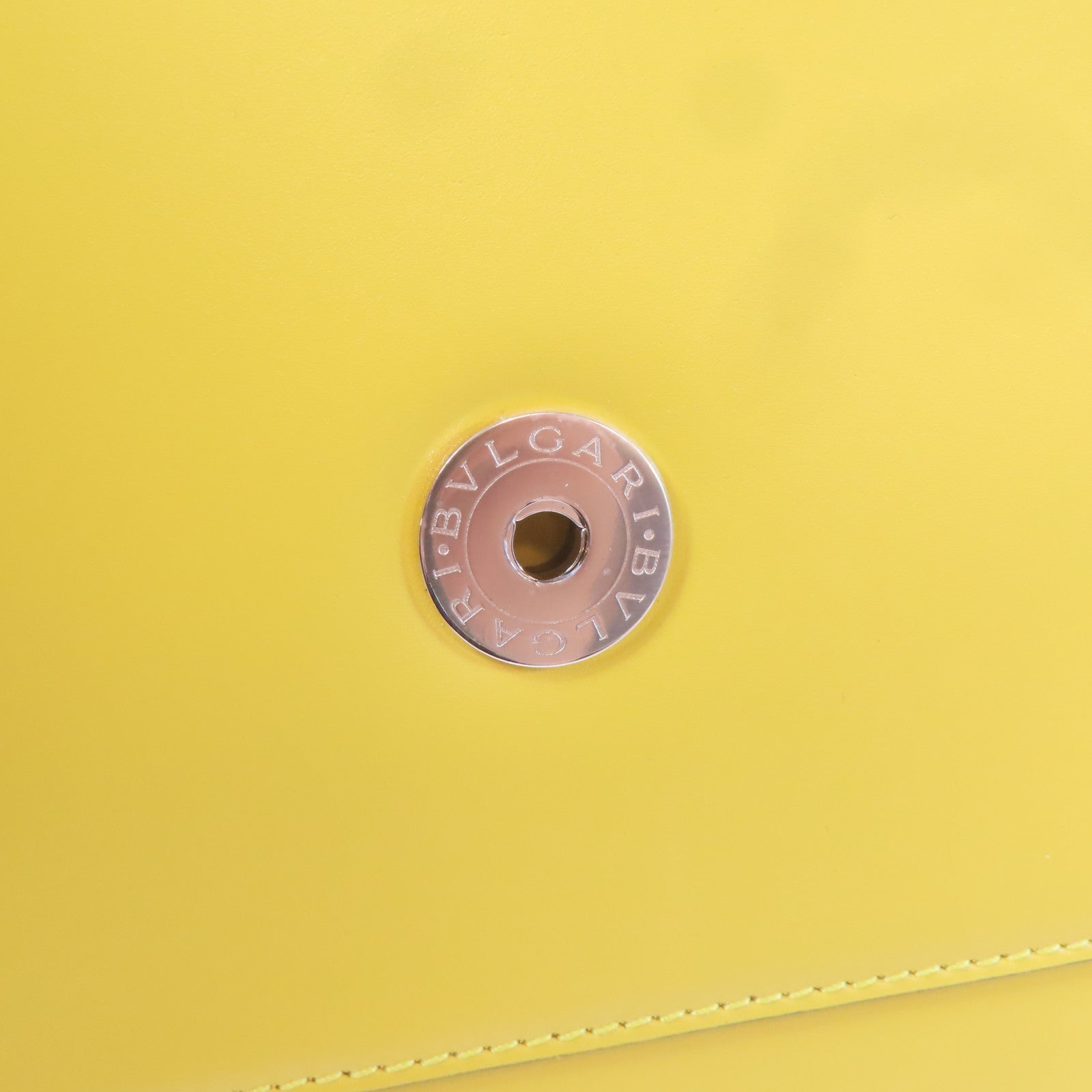 BVLGARI 牛皮皮革Serpenti金扣鏈帶肩背袋黃色