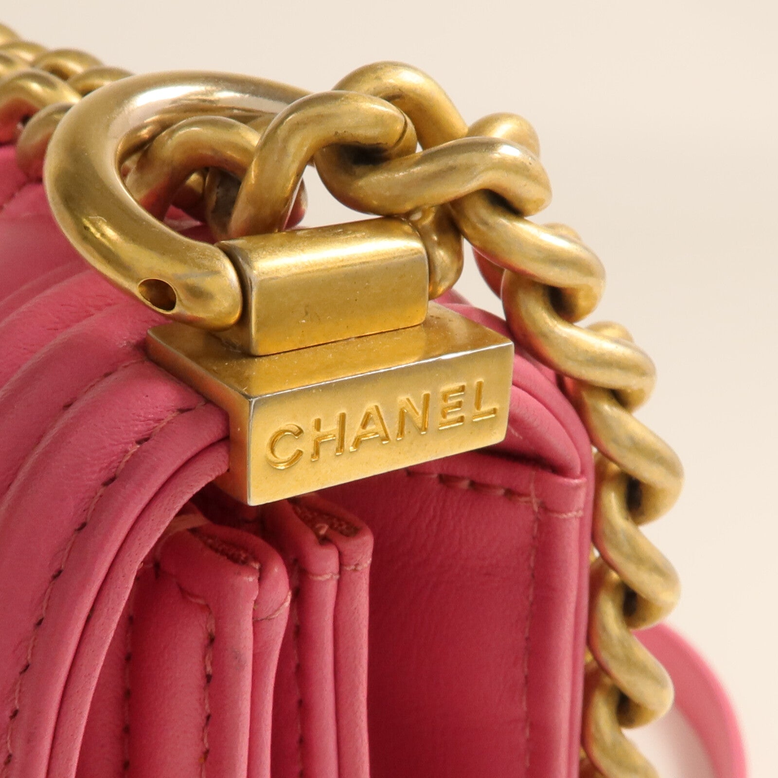 CHANEL 羊皮皮革North South Boy金扣鏈帶肩背袋