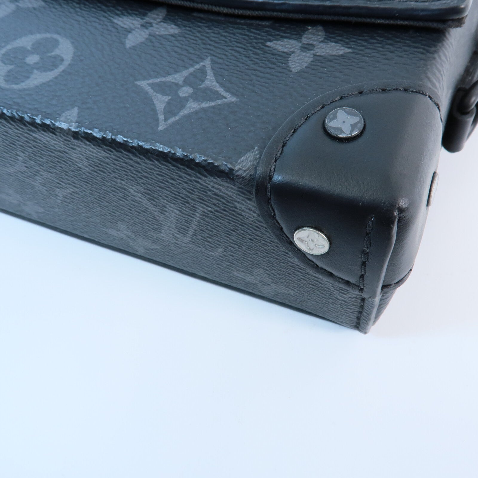LOUIS VUITTON Monogram Eclipse Steamer Wearable Wallet肩背袋