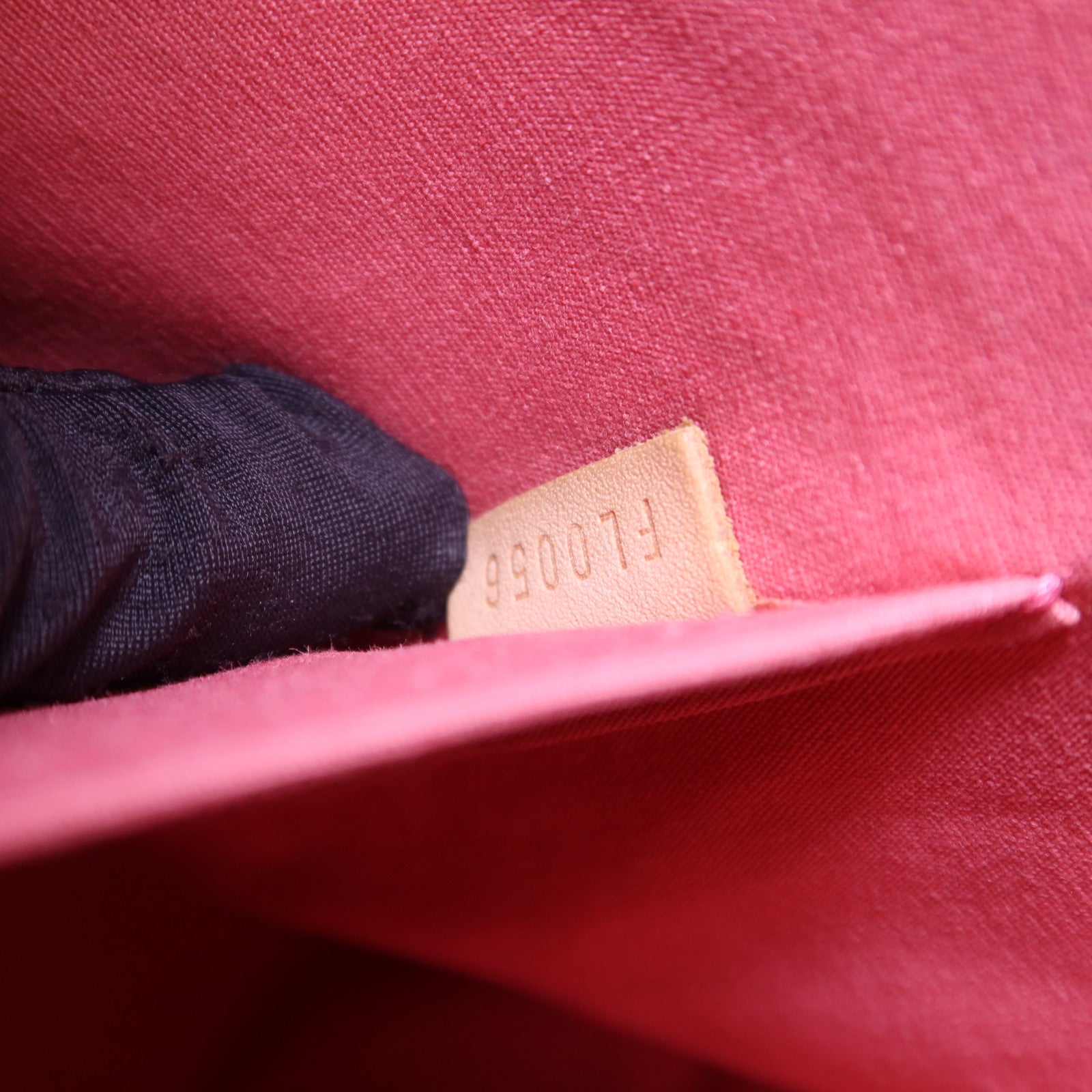LOUIS VUITTON 【激減優惠】Vernis Brentwood金扣肩背袋