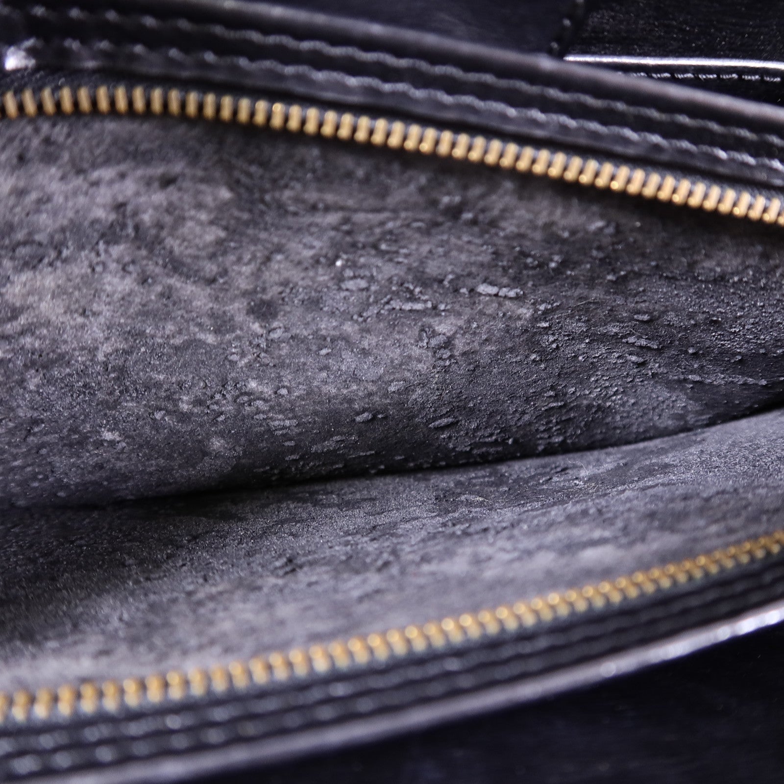 LOUIS VUITTON Epi Capuchin金扣肩背袋