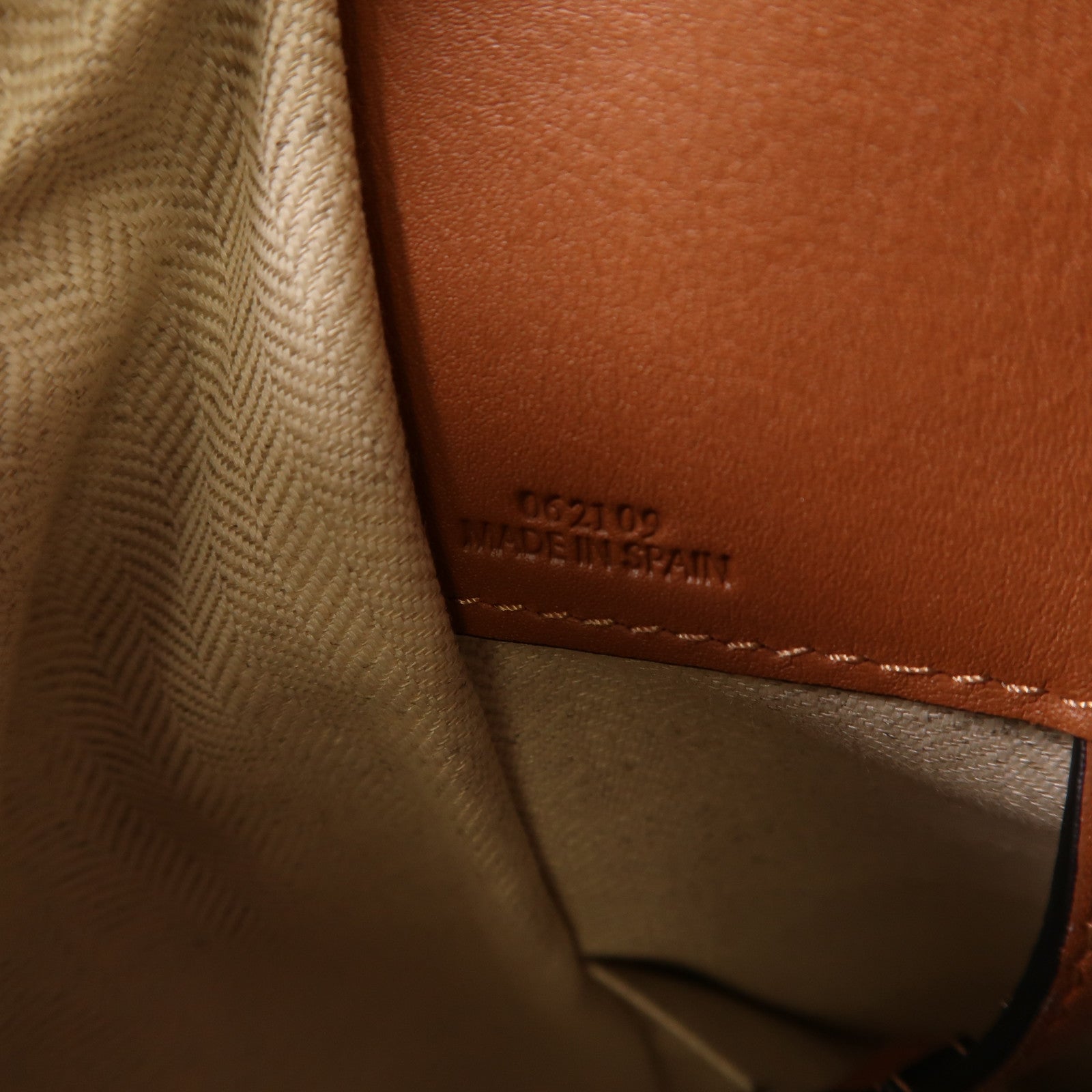 LOEWE 帆布/皮革Hammock銀扣肩背袋