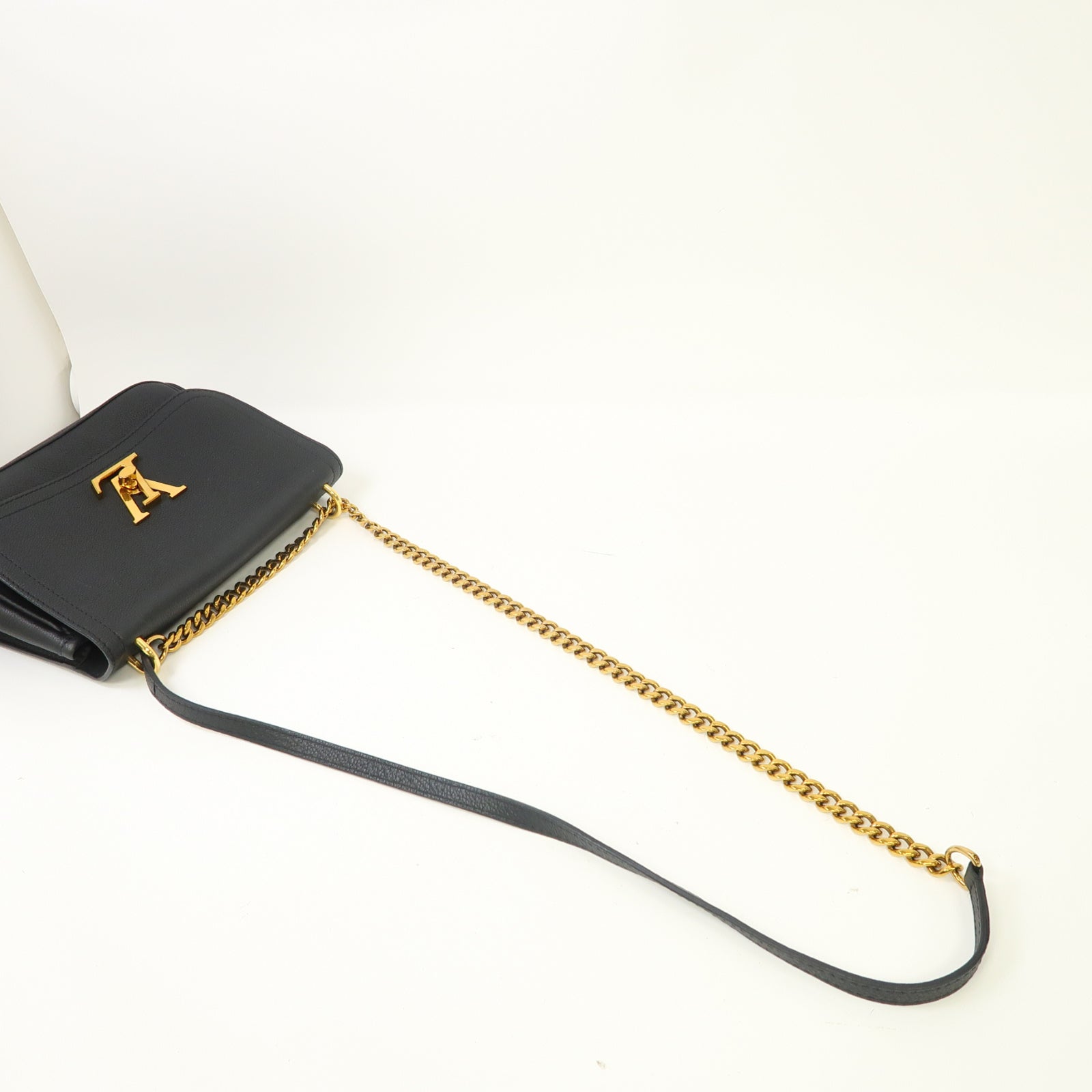 LOUIS VUITTON 牛皮皮革Lock Me金扣鏈帶肩背袋黑色