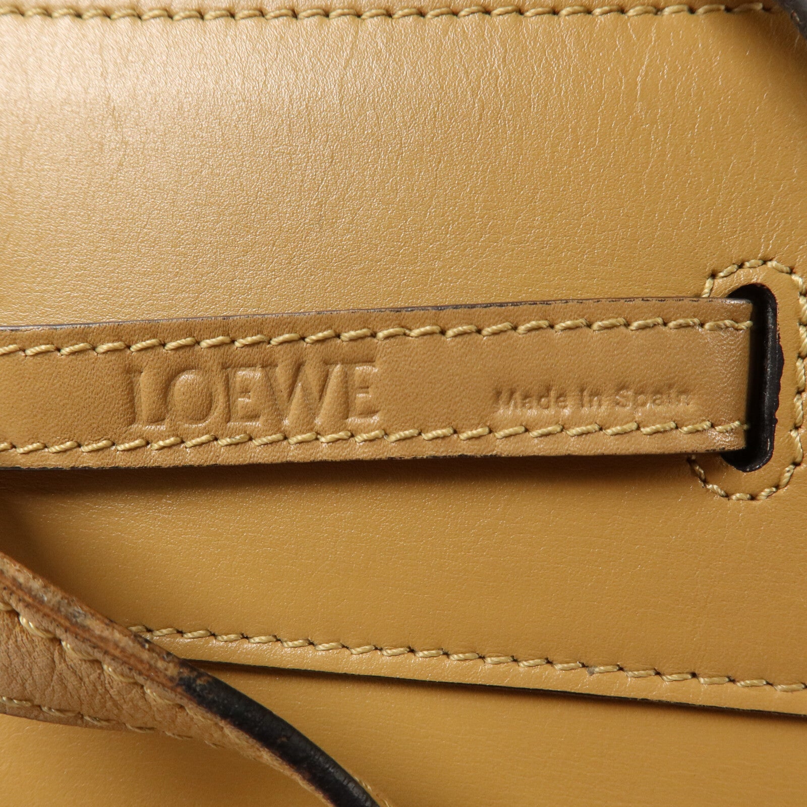 LOEWE 牛皮皮革Lazo Bag肩背袋