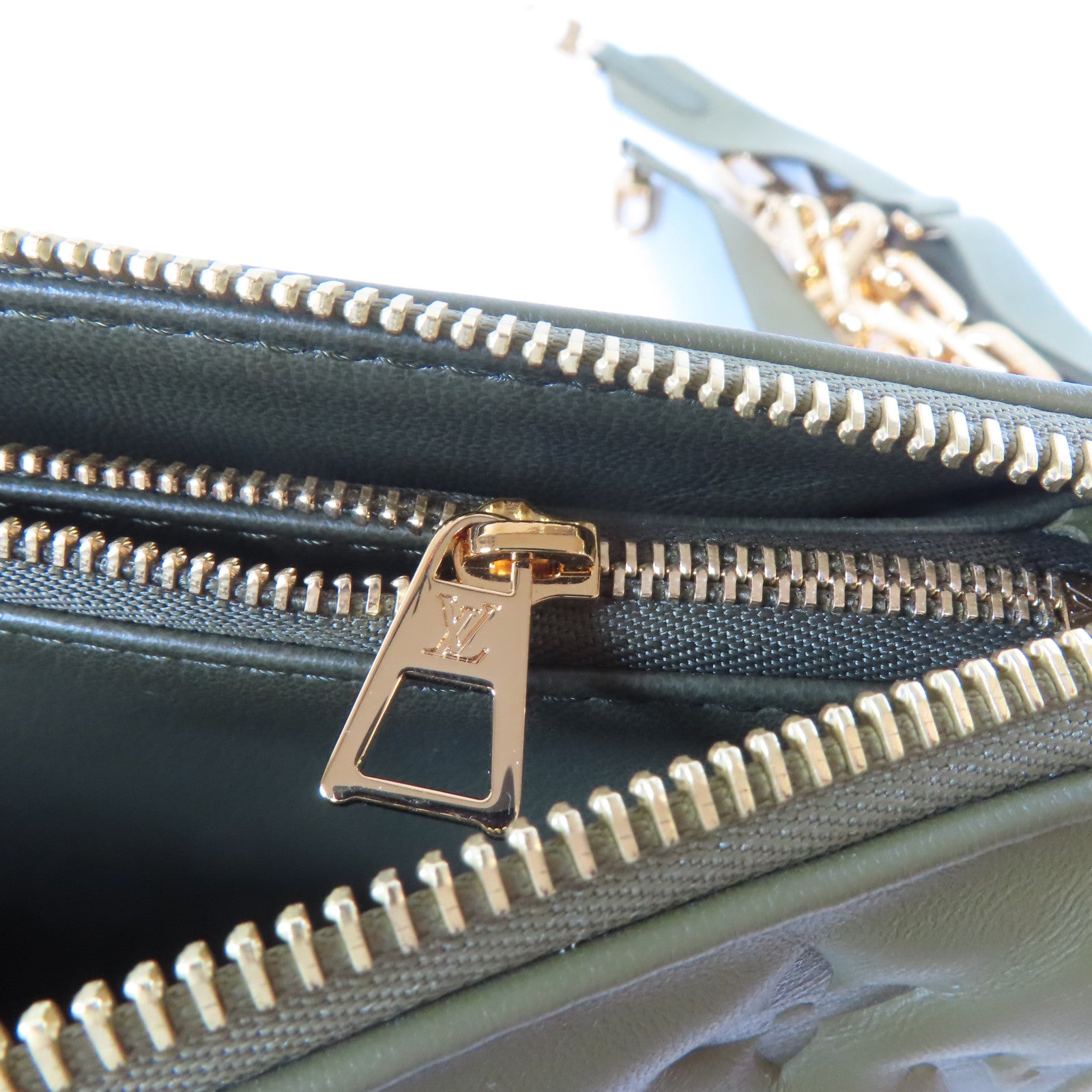 LOUIS VUITTON Monogram Embossed Coussin MM Chain Shoulder Bag金扣鏈帶肩背袋綠色