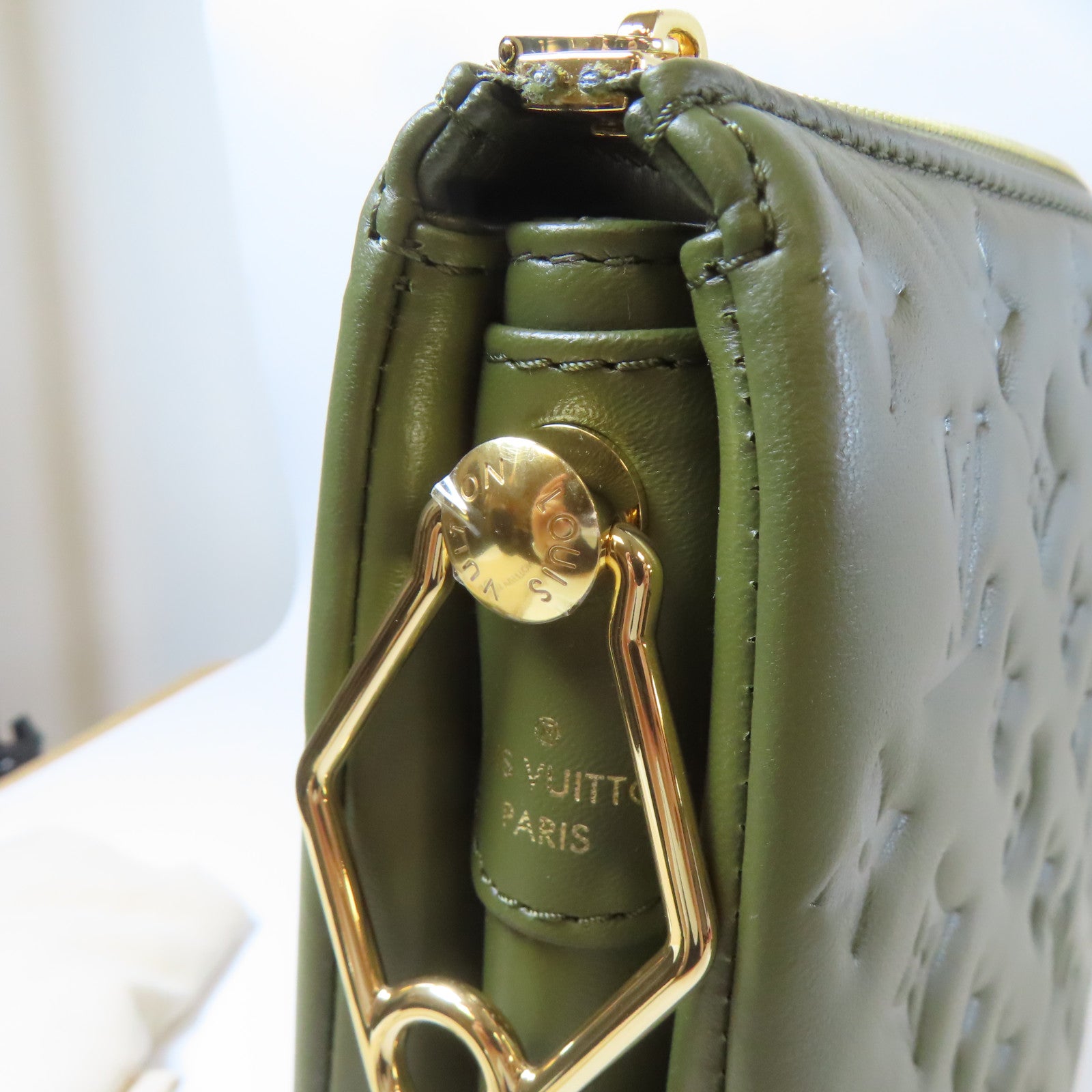 LOUIS VUITTON Monogram Embossed Coussin MM Chain Shoulder Bag金扣鏈帶肩背袋綠色
