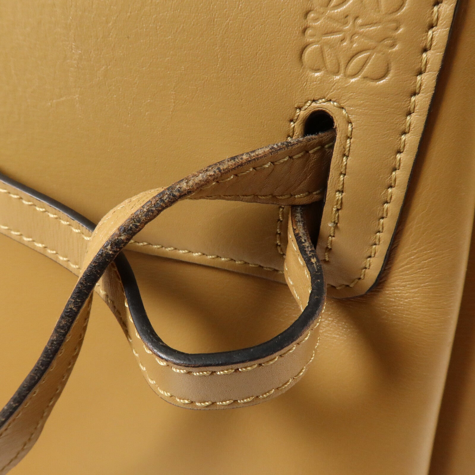 LOEWE 牛皮皮革Lazo Bag肩背袋