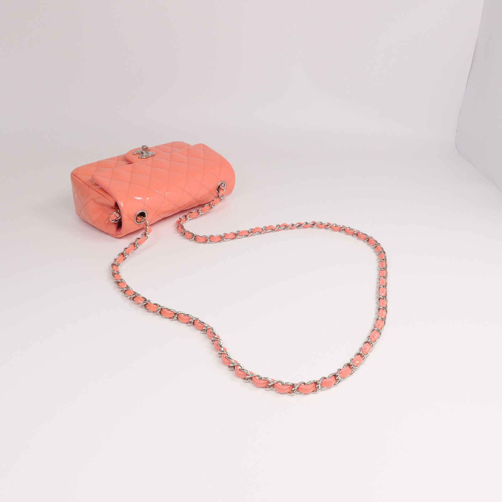 CHANEL 【激減優惠】漆皮皮革Mini Classic 20銀扣鏈帶肩背袋