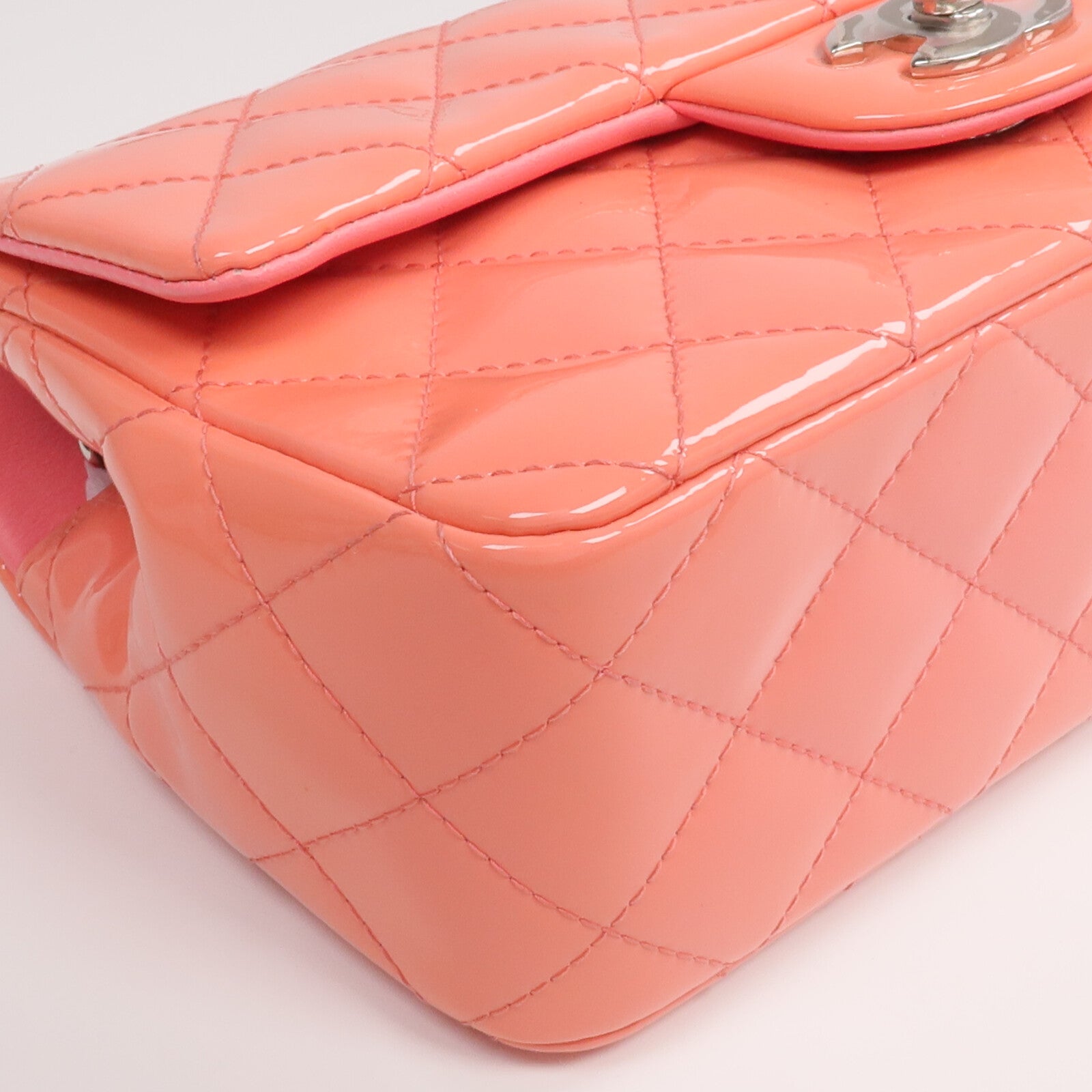 CHANEL 【激減優惠】漆皮皮革Mini Classic 20銀扣鏈帶肩背袋