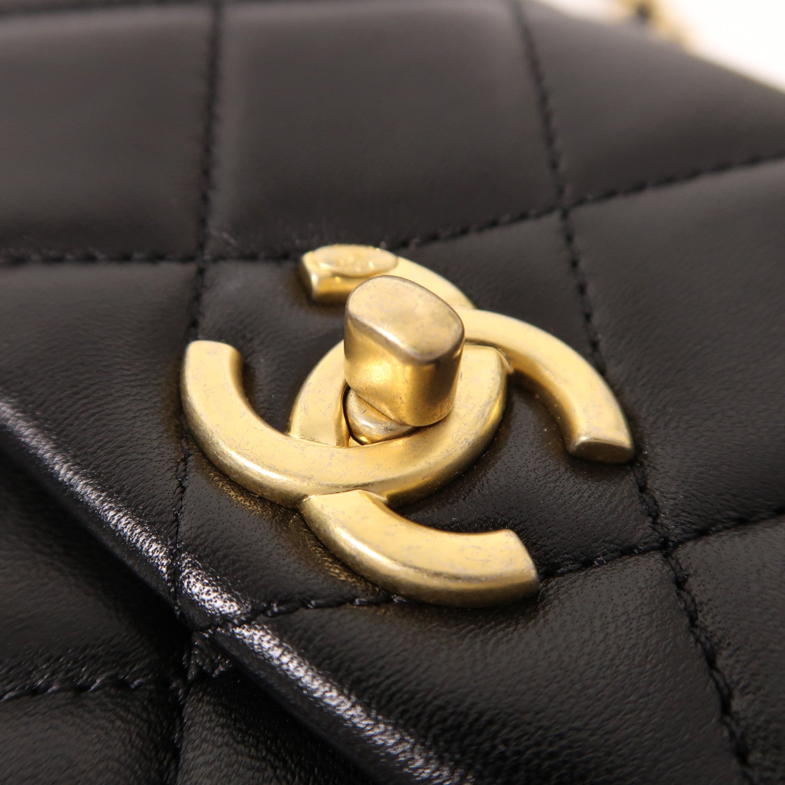 CHANEL 牛皮皮革Chain Shoulder金扣鏈帶肩背袋