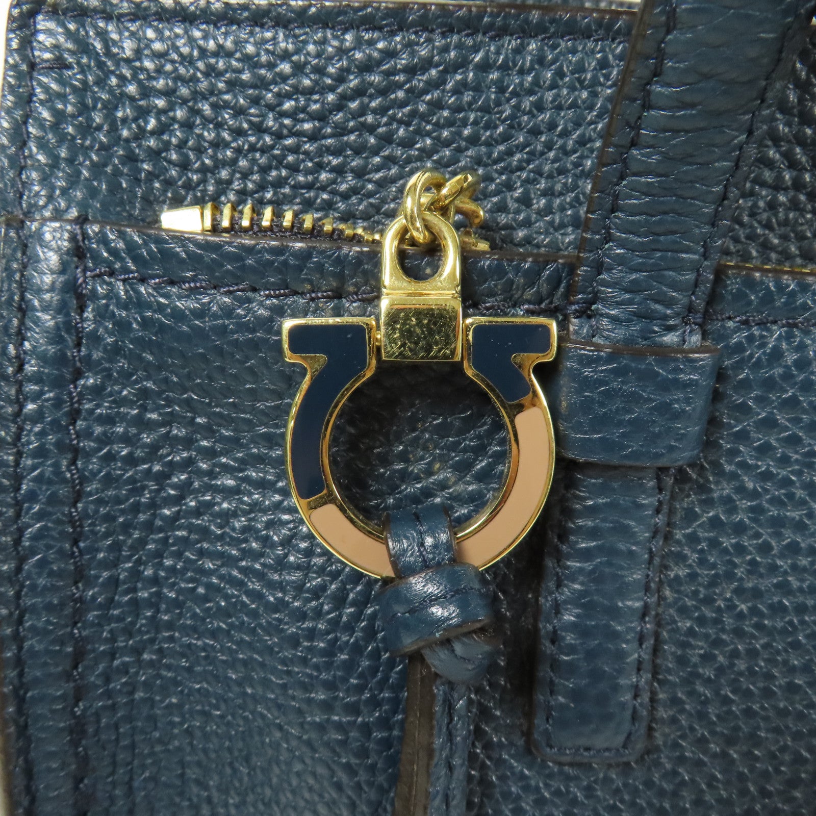 Salvatore Ferragamo 牛皮皮革Shoulder Bag金扣肩背袋