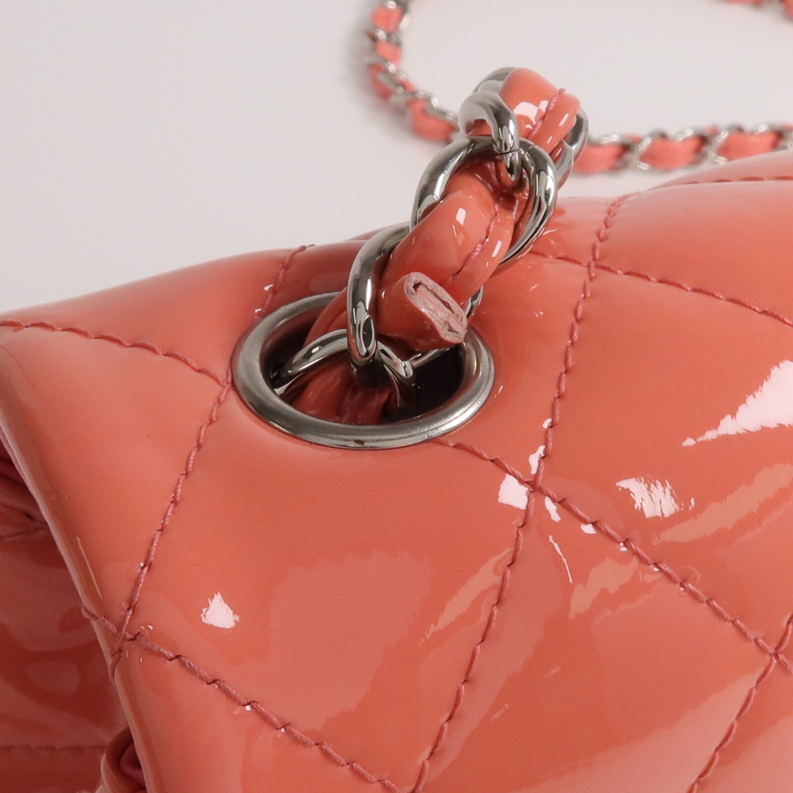 CHANEL 【激減優惠】漆皮皮革Mini Classic 20銀扣鏈帶肩背袋