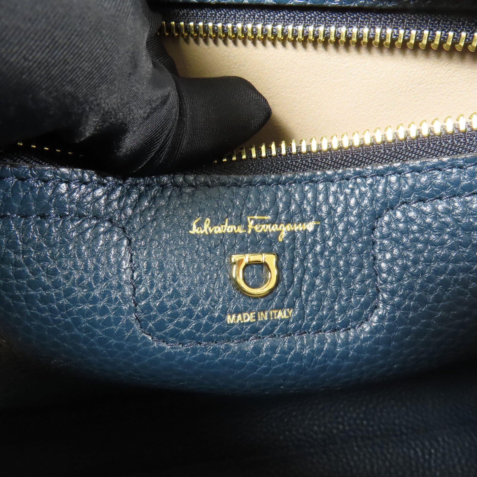 Salvatore Ferragamo 牛皮皮革Shoulder Bag金扣肩背袋