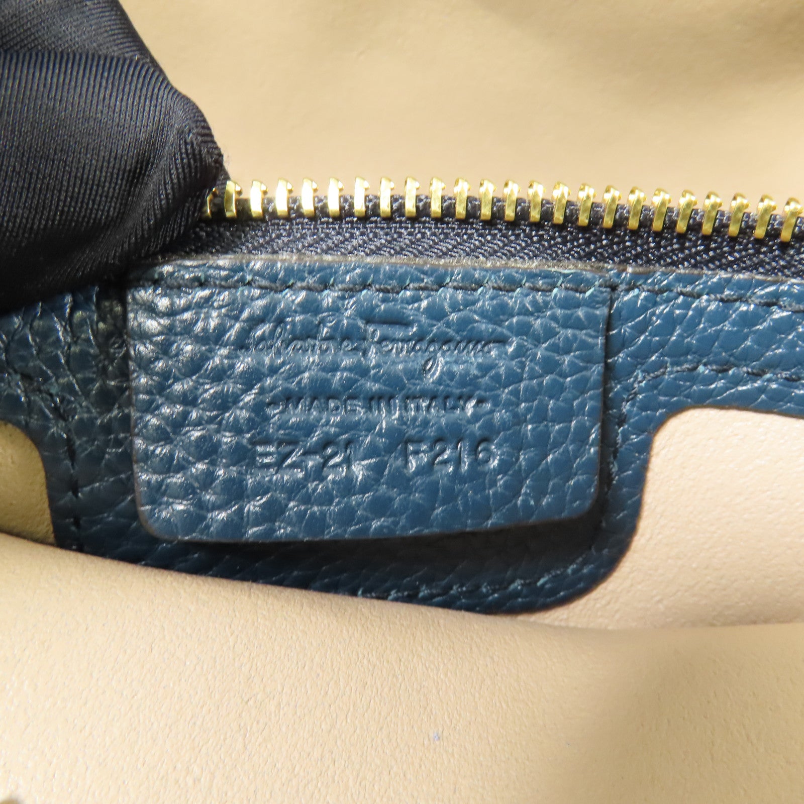 Salvatore Ferragamo 牛皮皮革Shoulder Bag金扣肩背袋