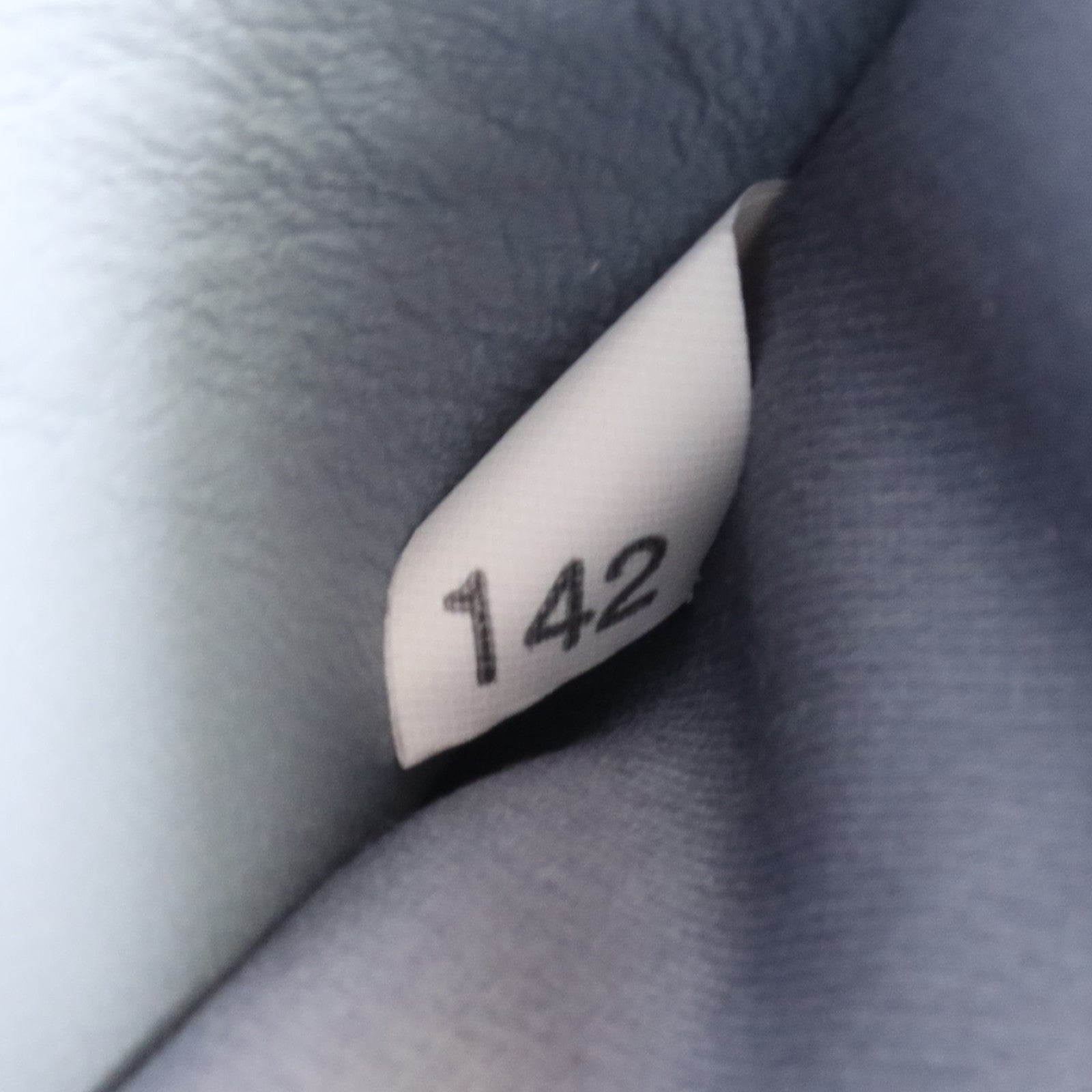 Miu Miu 羊皮皮革Shoulder Bag金扣肩背袋