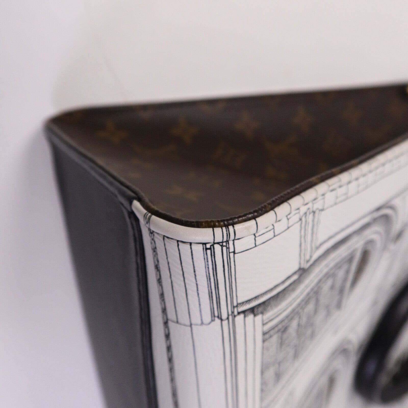 LOUIS VUITTON Monogram/牛皮皮革On The Go MM Fornasetti Capsule金扣手挽肩背兩用袋