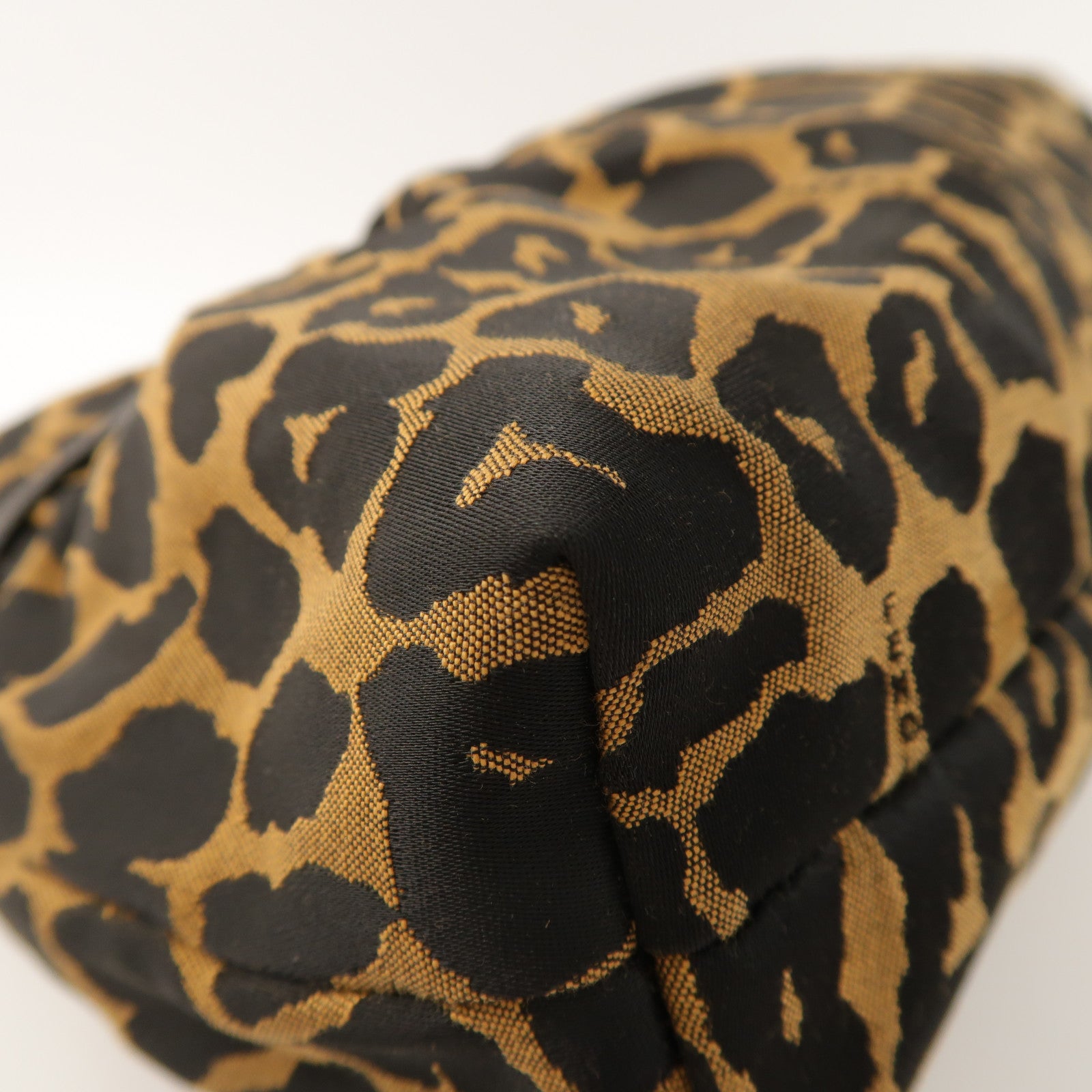 FENDI 帆布Shoulder Bag金扣肩背袋