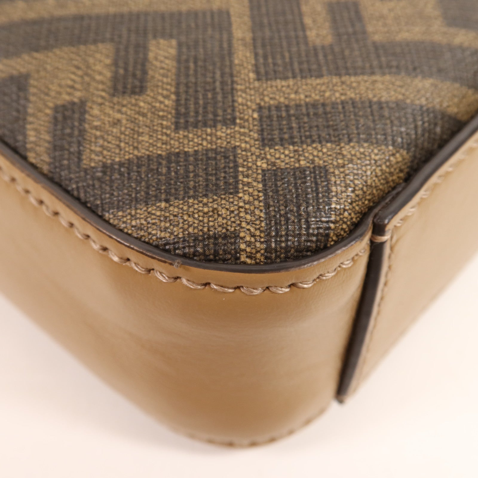 FENDI 塗層帆布/牛皮皮革Shoulder Bag銀扣肩背袋