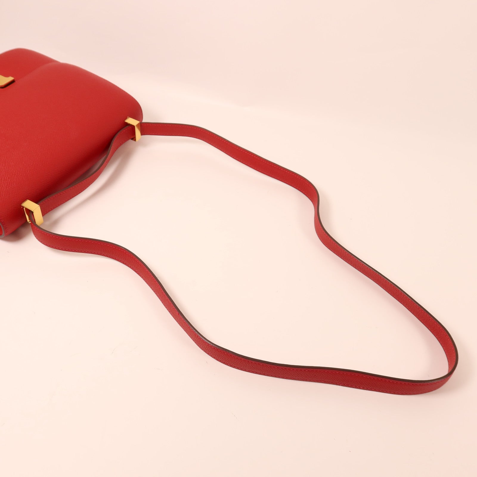 HERMES Epsom皮革Constance 24金扣肩背袋Rouge Casaque