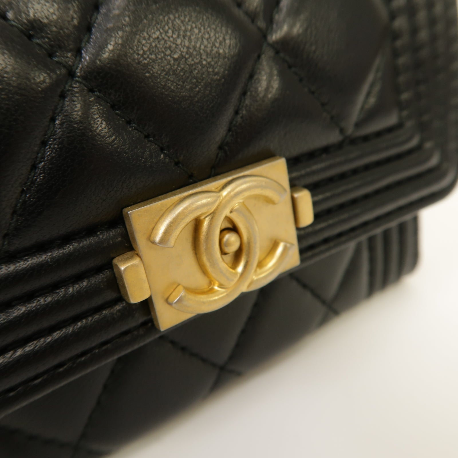 CHANEL 菱格羊皮皮革Boy Card Case金扣卡片套黑色