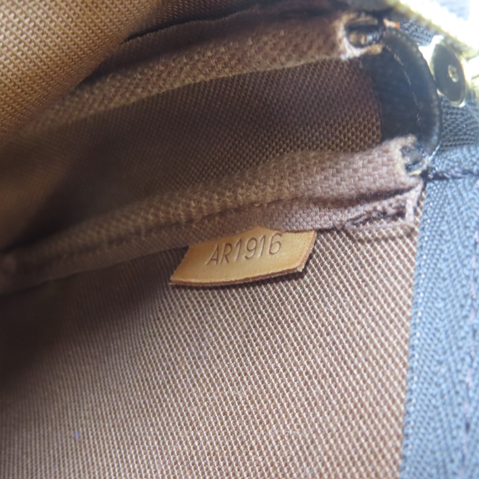 LOUIS VUITTON Monogram Pochette Accessoires Pouch金扣手拿包啡色