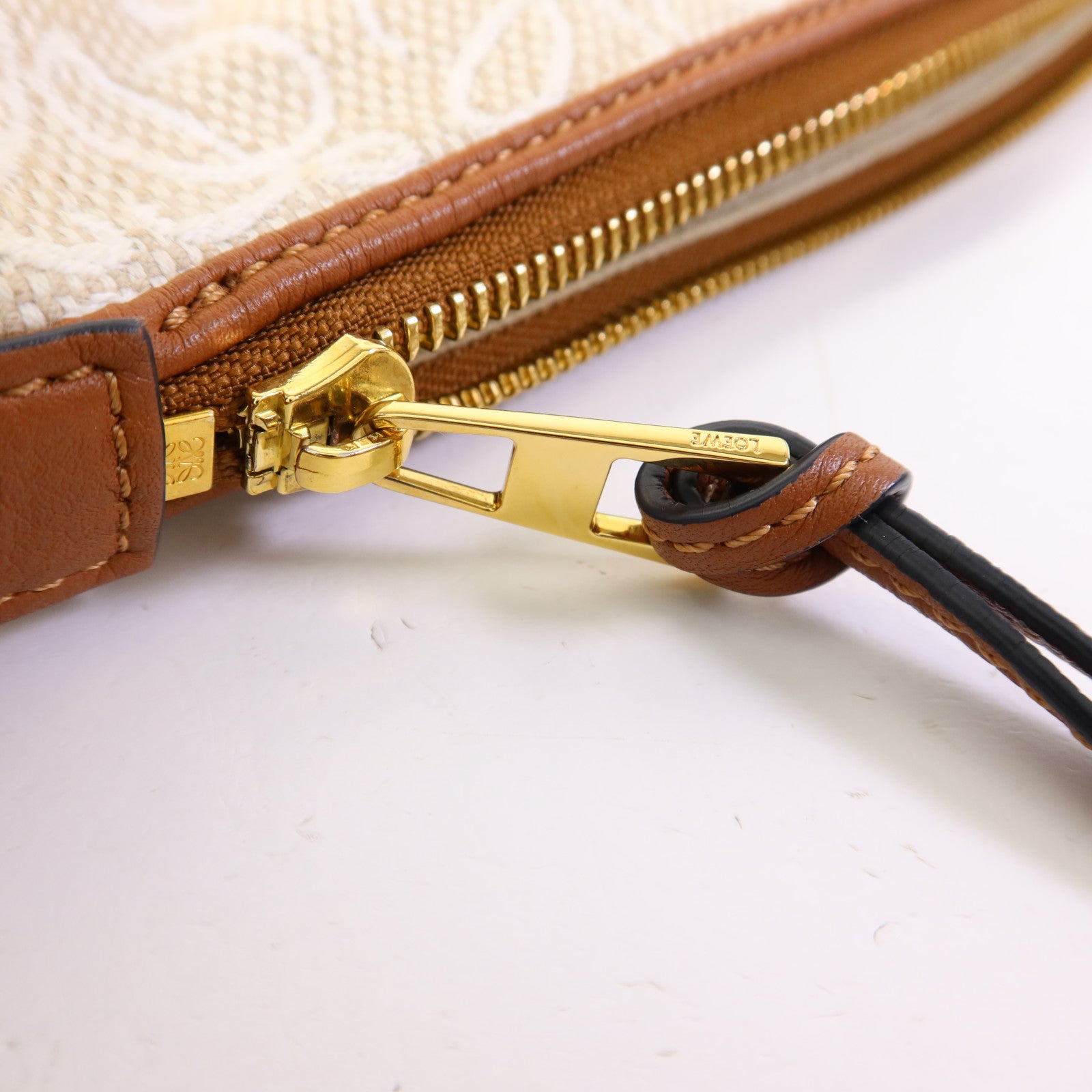 LOEWE 帆布Small Cubi Bag金扣手挽袋