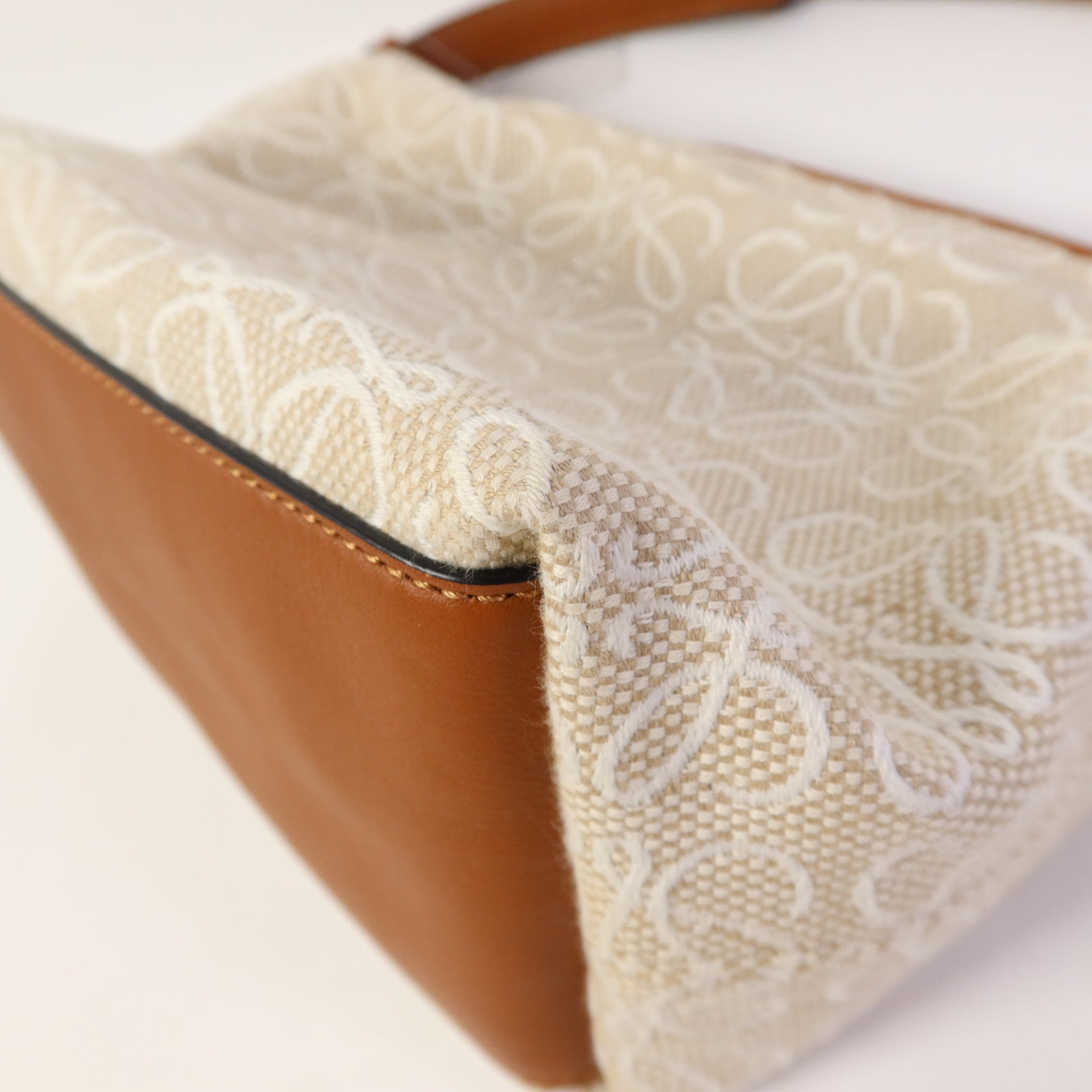LOEWE 帆布Small Cubi Bag金扣手挽袋