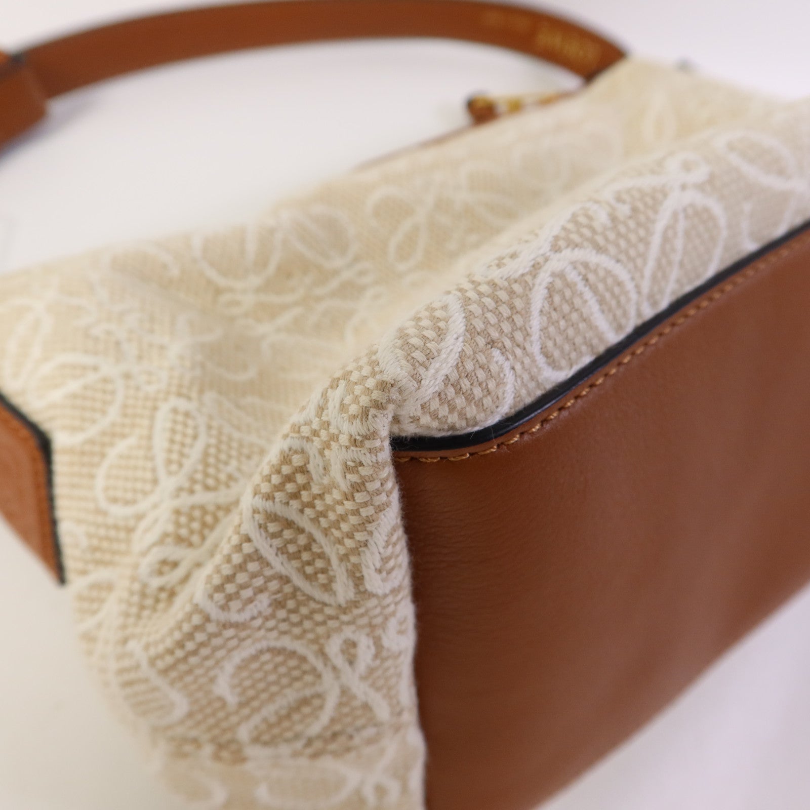 LOEWE 帆布Small Cubi Bag金扣手挽袋