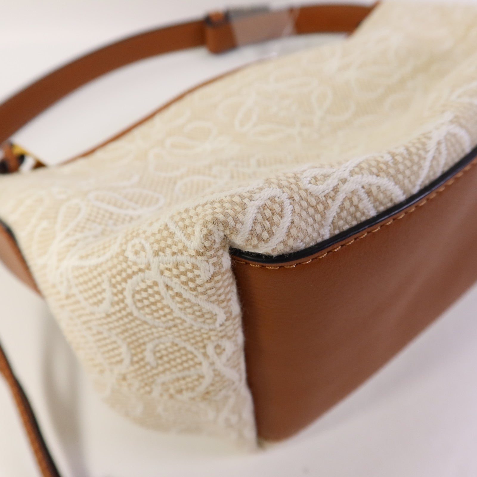 LOEWE 帆布Small Cubi Bag金扣手挽袋