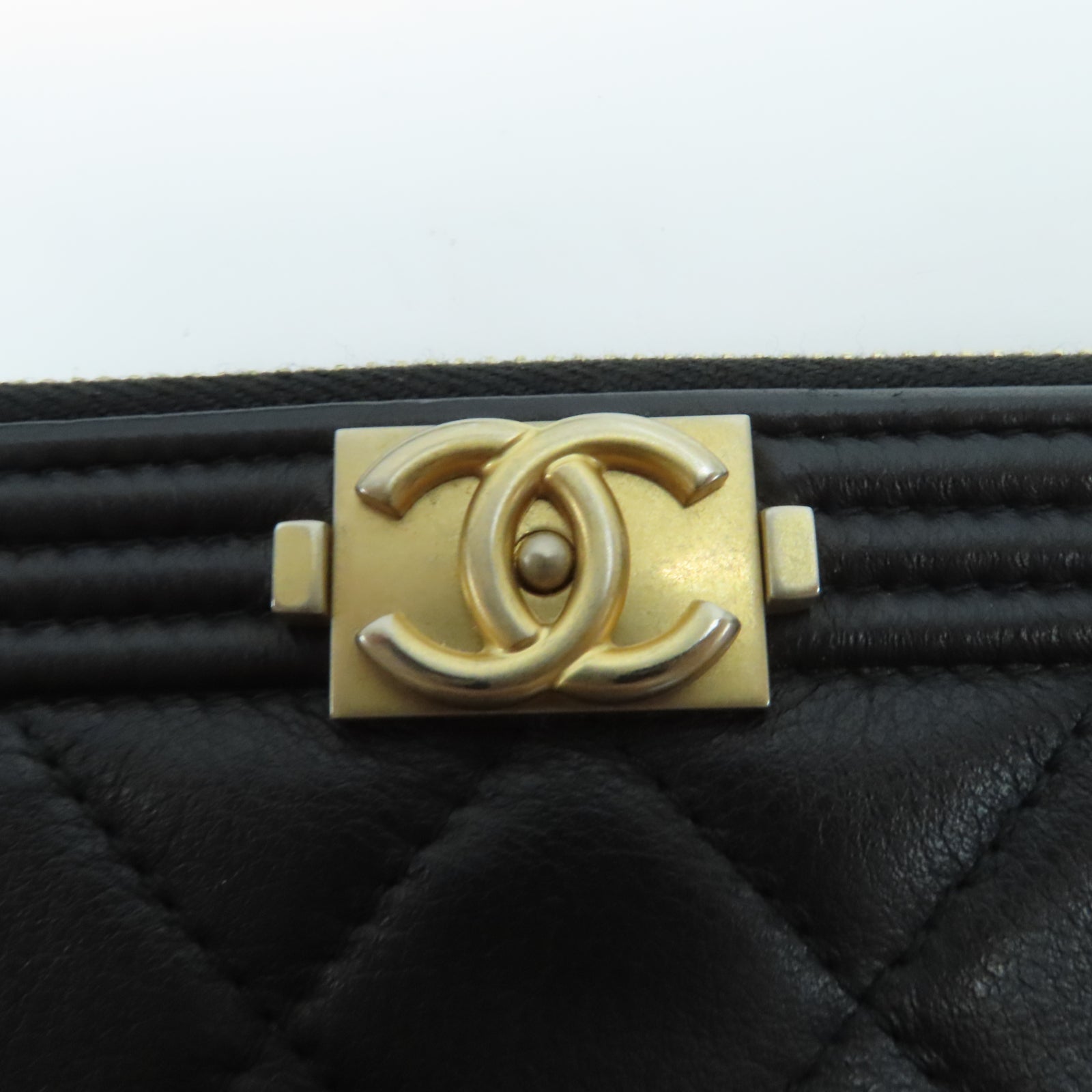 CHANEL 菱格牛皮皮革Boy金扣手拿包黑色