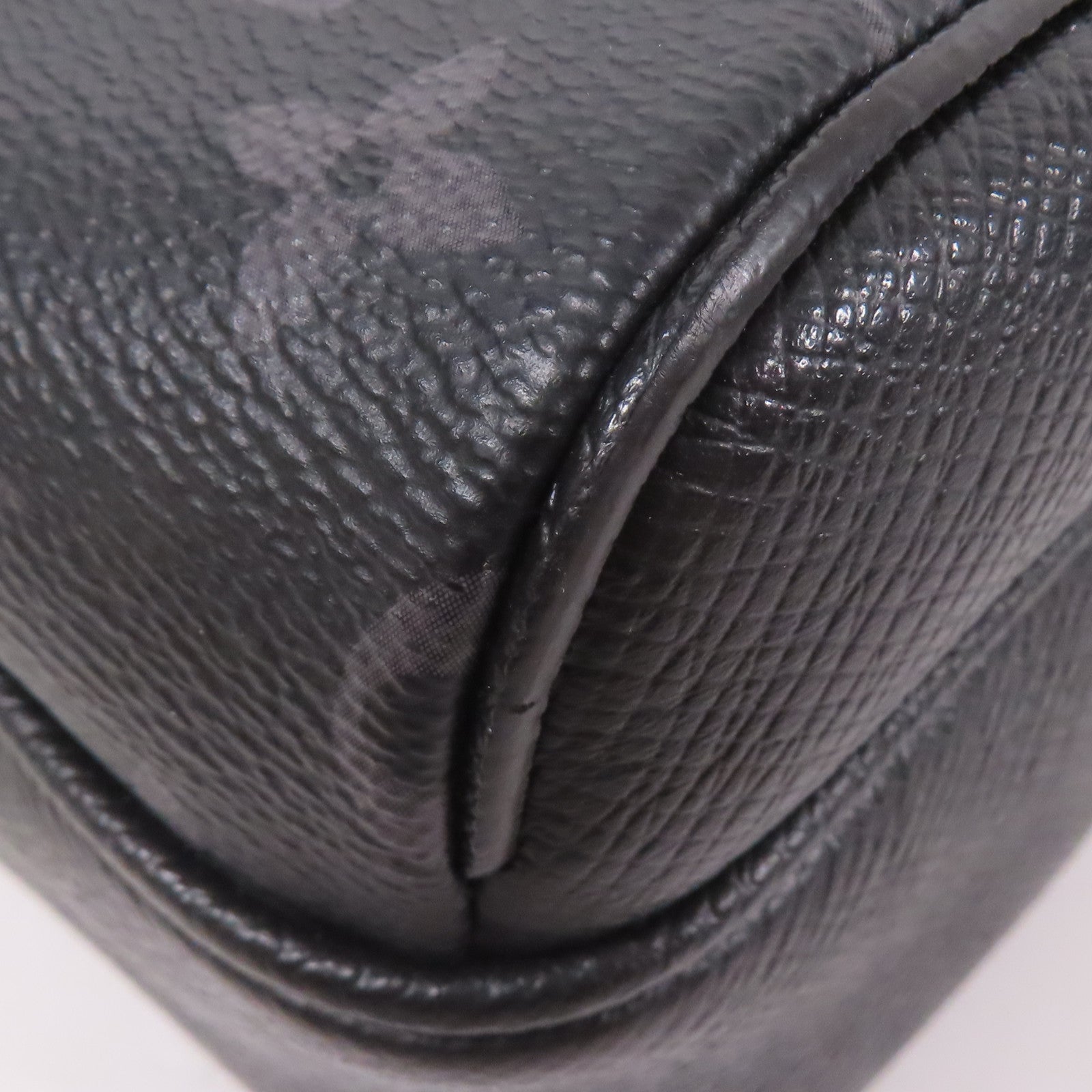 LOUIS VUITTON Monogram Eclipse/Taiga Outdoor Messenger銀扣肩背袋