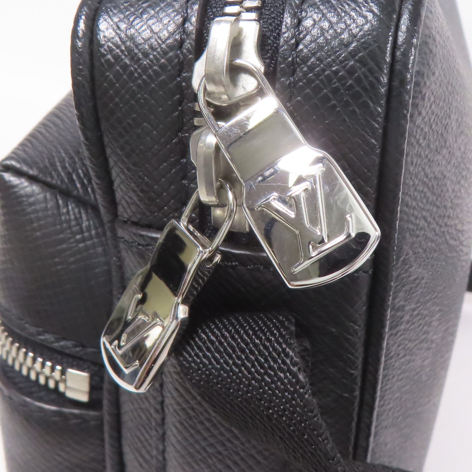 LOUIS VUITTON Monogram Eclipse/Taiga Outdoor Messenger銀扣肩背袋
