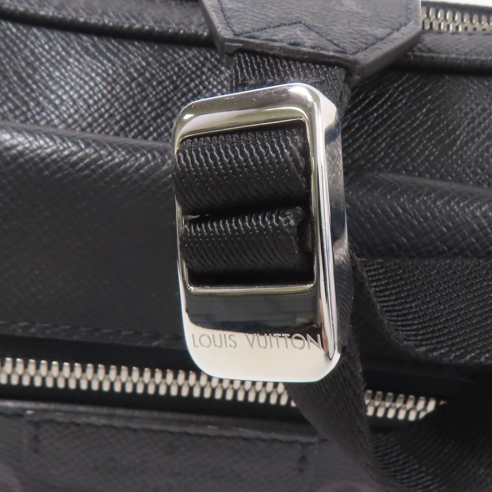 LOUIS VUITTON Monogram Eclipse/Taiga Outdoor Messenger銀扣肩背袋