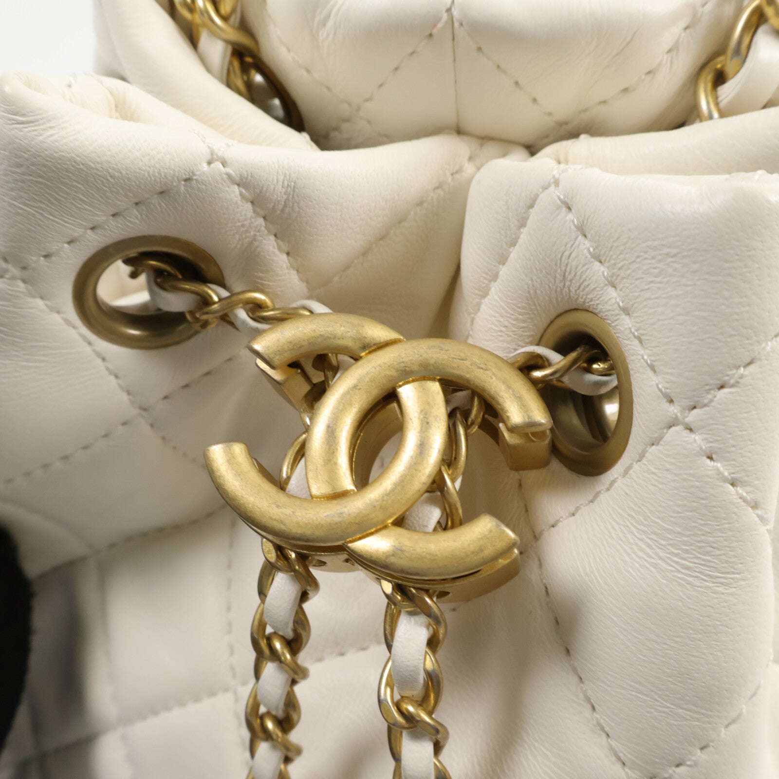 CHANEL 羊皮皮革Drawstring Bucket Bag Pearl Crush鏈帶肩背袋