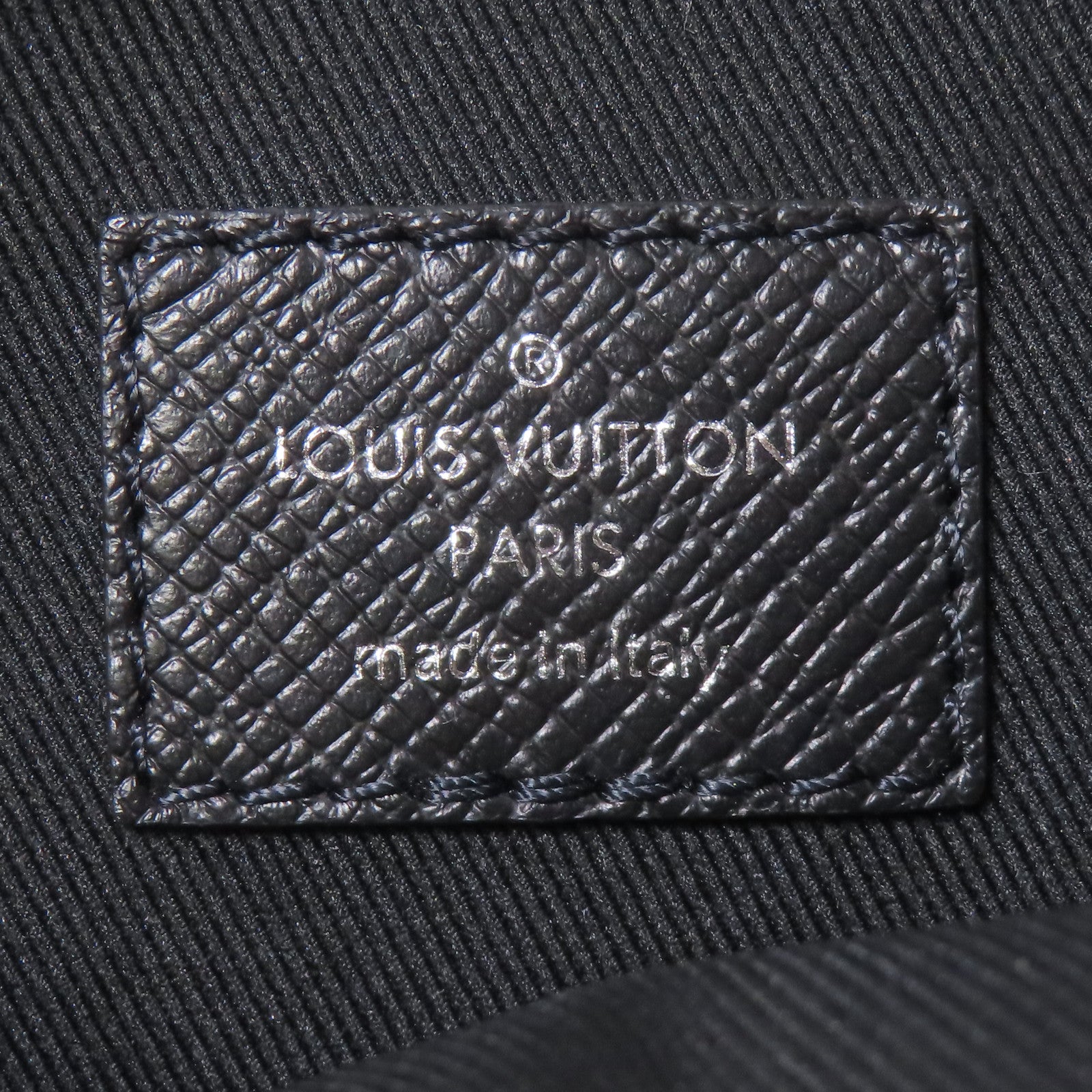 LOUIS VUITTON Monogram Eclipse/Taiga Outdoor Messenger銀扣肩背袋