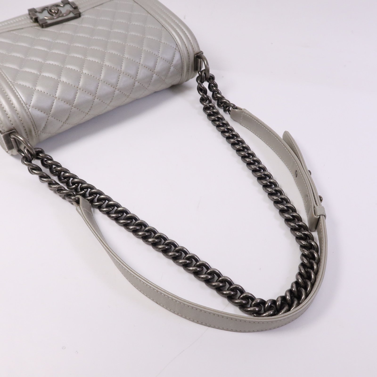 CHANEL 牛皮皮革Boy 25銀扣鏈帶肩背袋