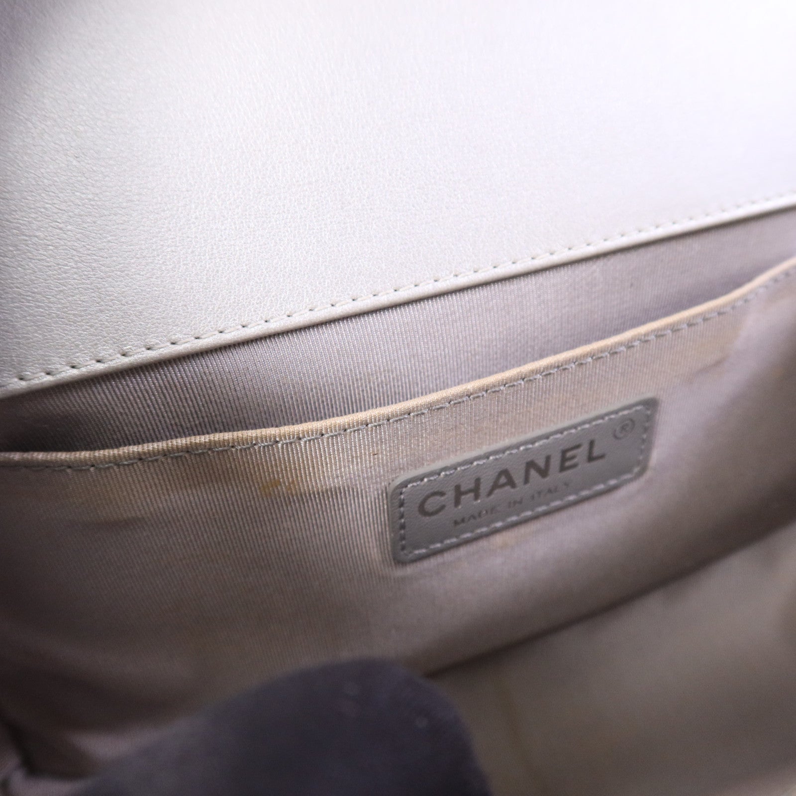 CHANEL 牛皮皮革Boy 25銀扣鏈帶肩背袋