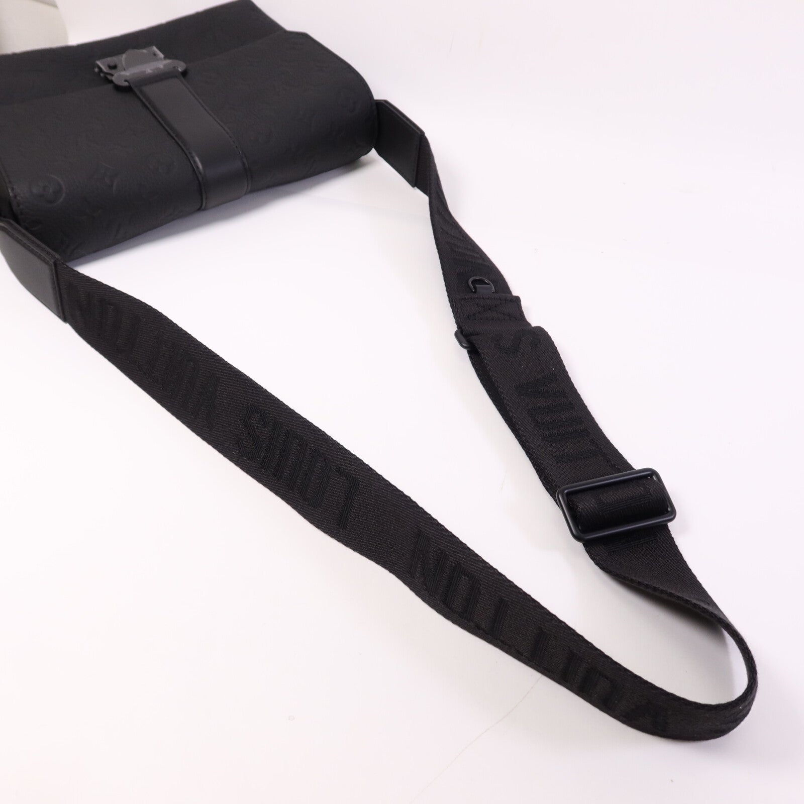 LOUIS VUITTON Taurillon Monogram S-Cape Messenger肩背袋