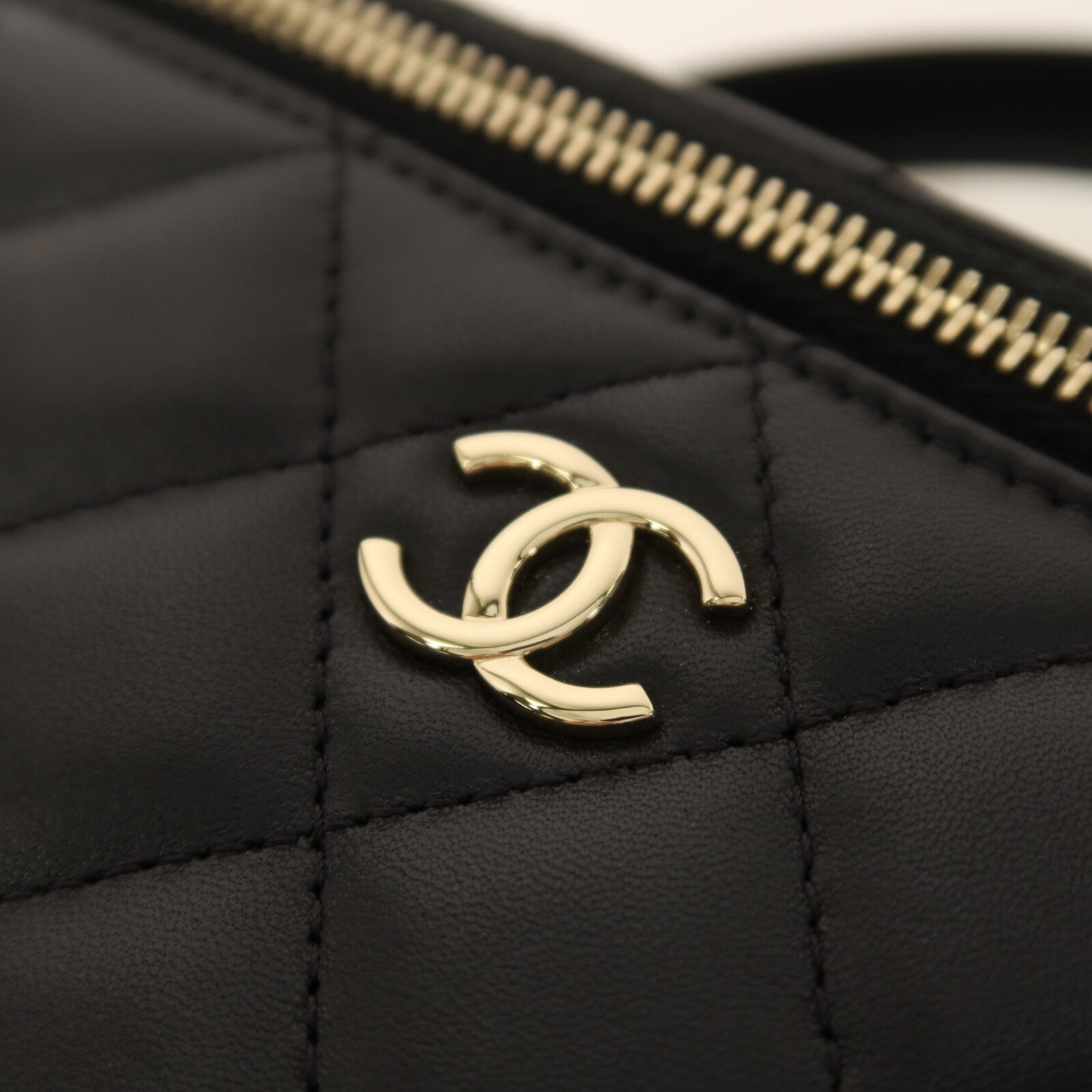 CHANEL 羊皮皮革Vanity Case金扣鏈帶手挽肩背兩用袋