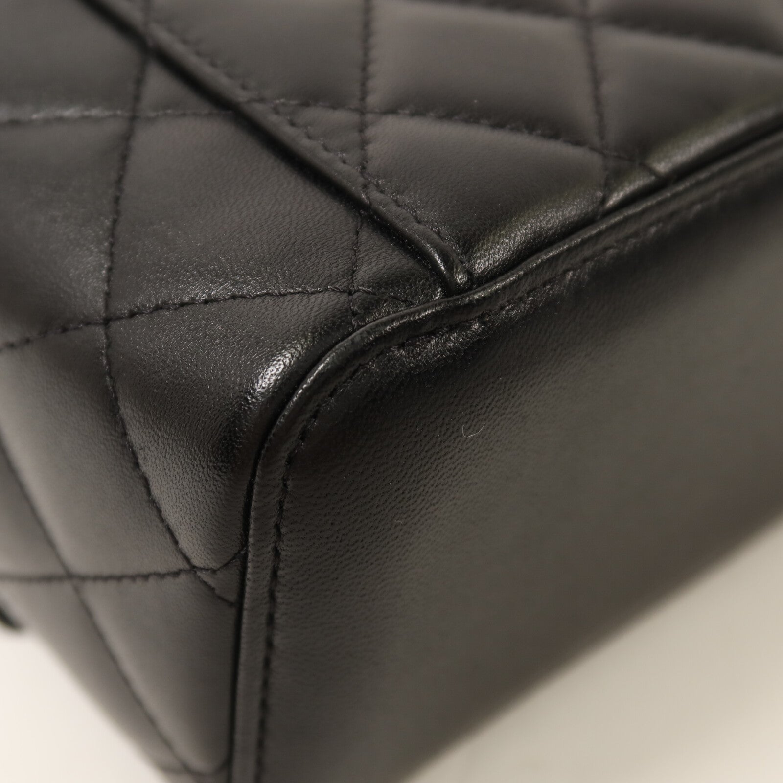 CHANEL 羊皮皮革Vanity Case金扣鏈帶手挽肩背兩用袋