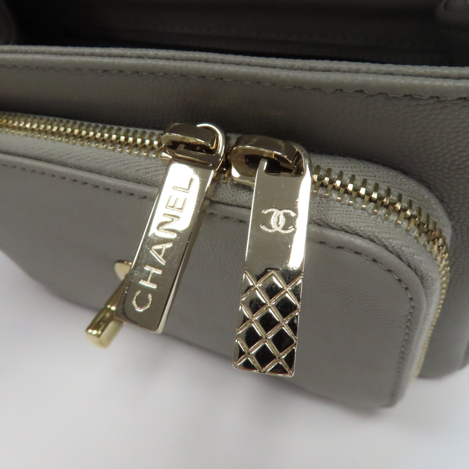 CHANEL 菱格Caviar皮革Chain Shoulder金扣鏈帶手挽肩背兩用袋灰色
