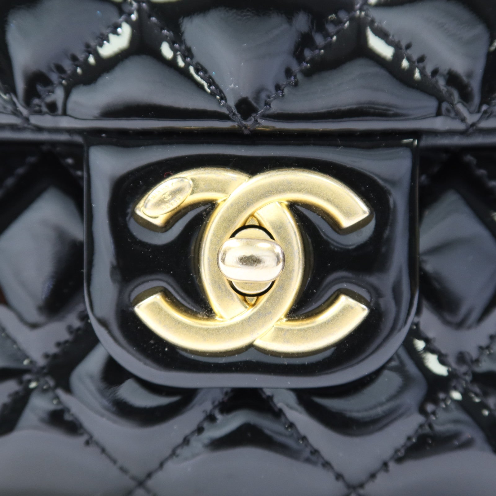 CHANEL 漆皮皮革Mini Classic 20金扣鏈帶肩背袋