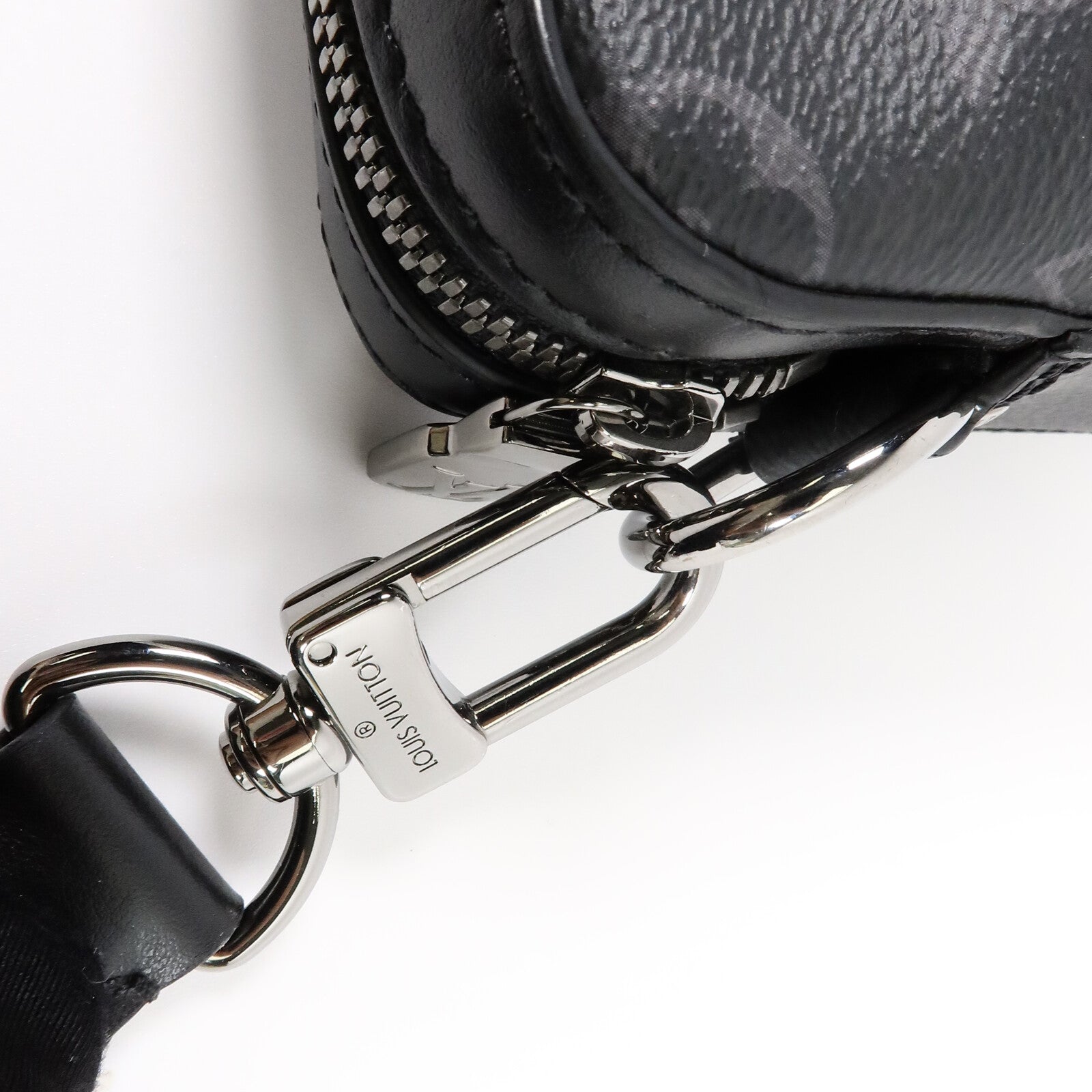 LOUIS VUITTON Monogram Eclipse Reverse Trio Messenger銀扣肩背袋灰色
