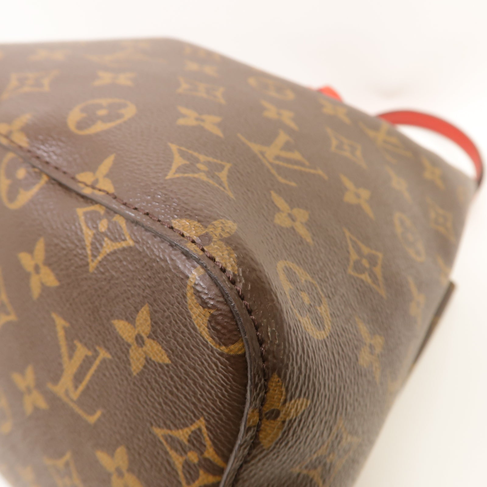 LOUIS VUITTON Monogram Neo Noe金扣肩背袋棕色/紅色