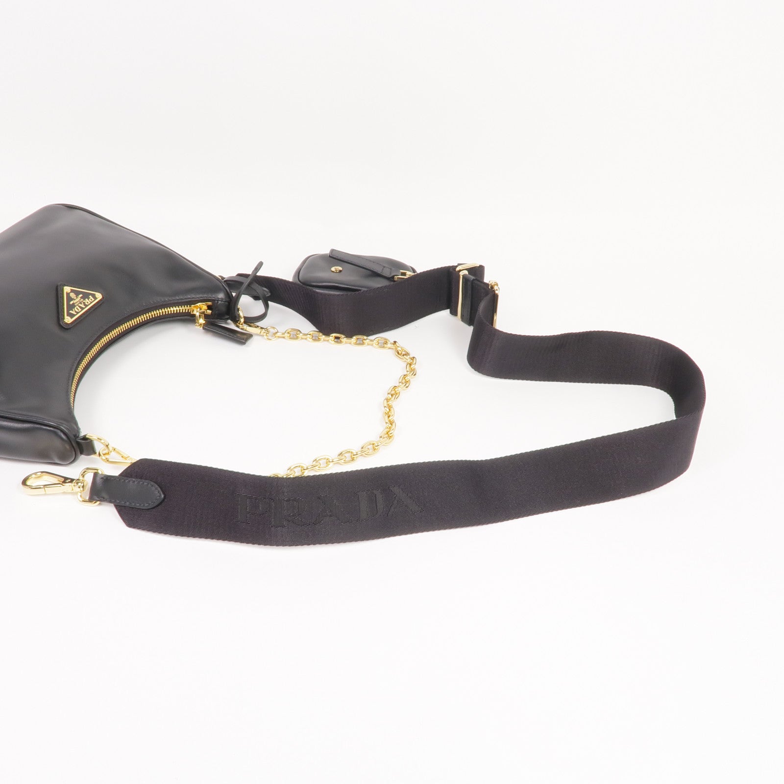 PRADA 皮革Re-Edition 2005金扣肩背袋