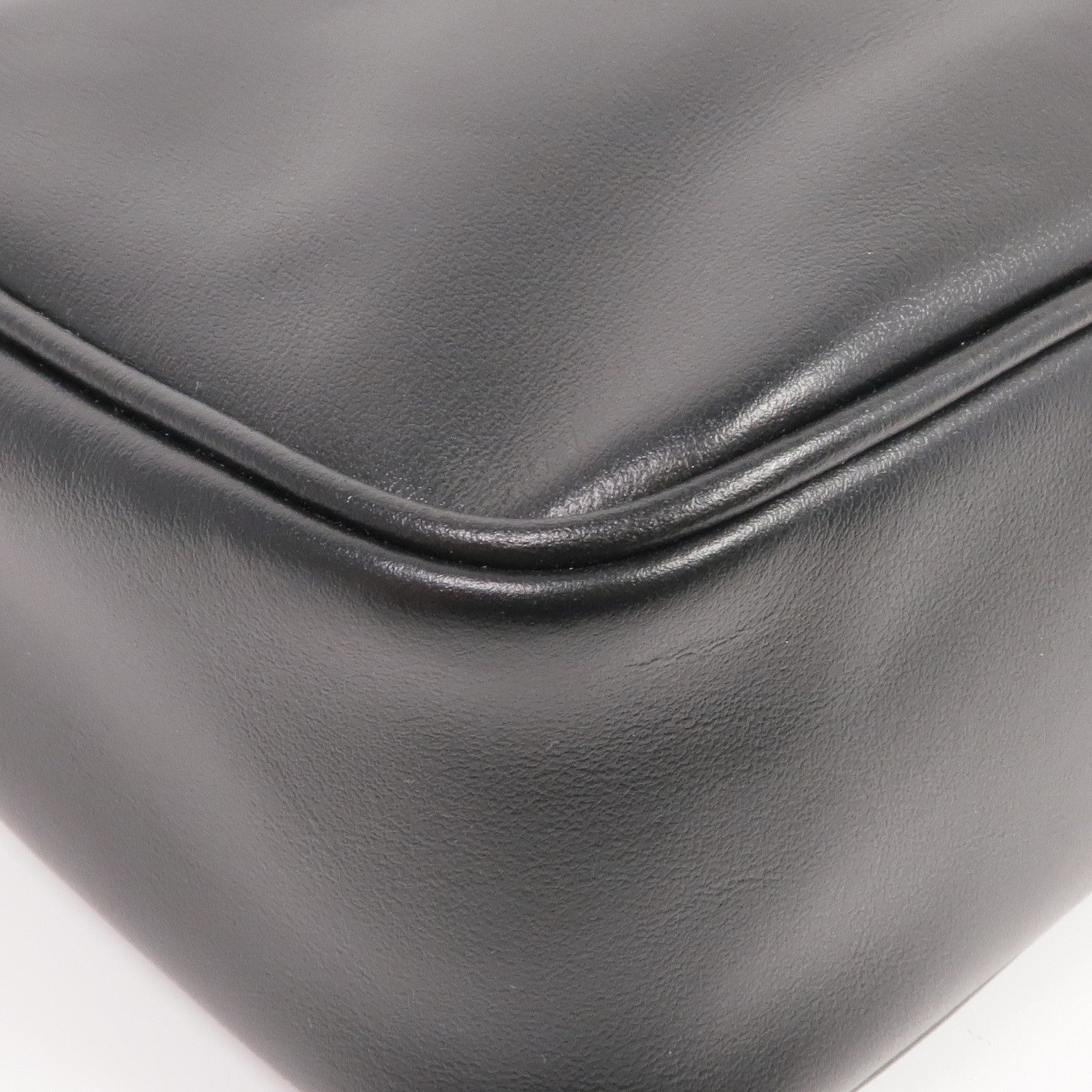 PRADA 皮革Re-Edition 2005金扣肩背袋