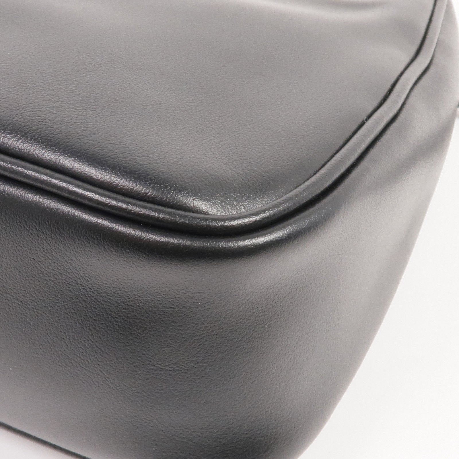 PRADA 皮革Re-Edition 2005金扣肩背袋
